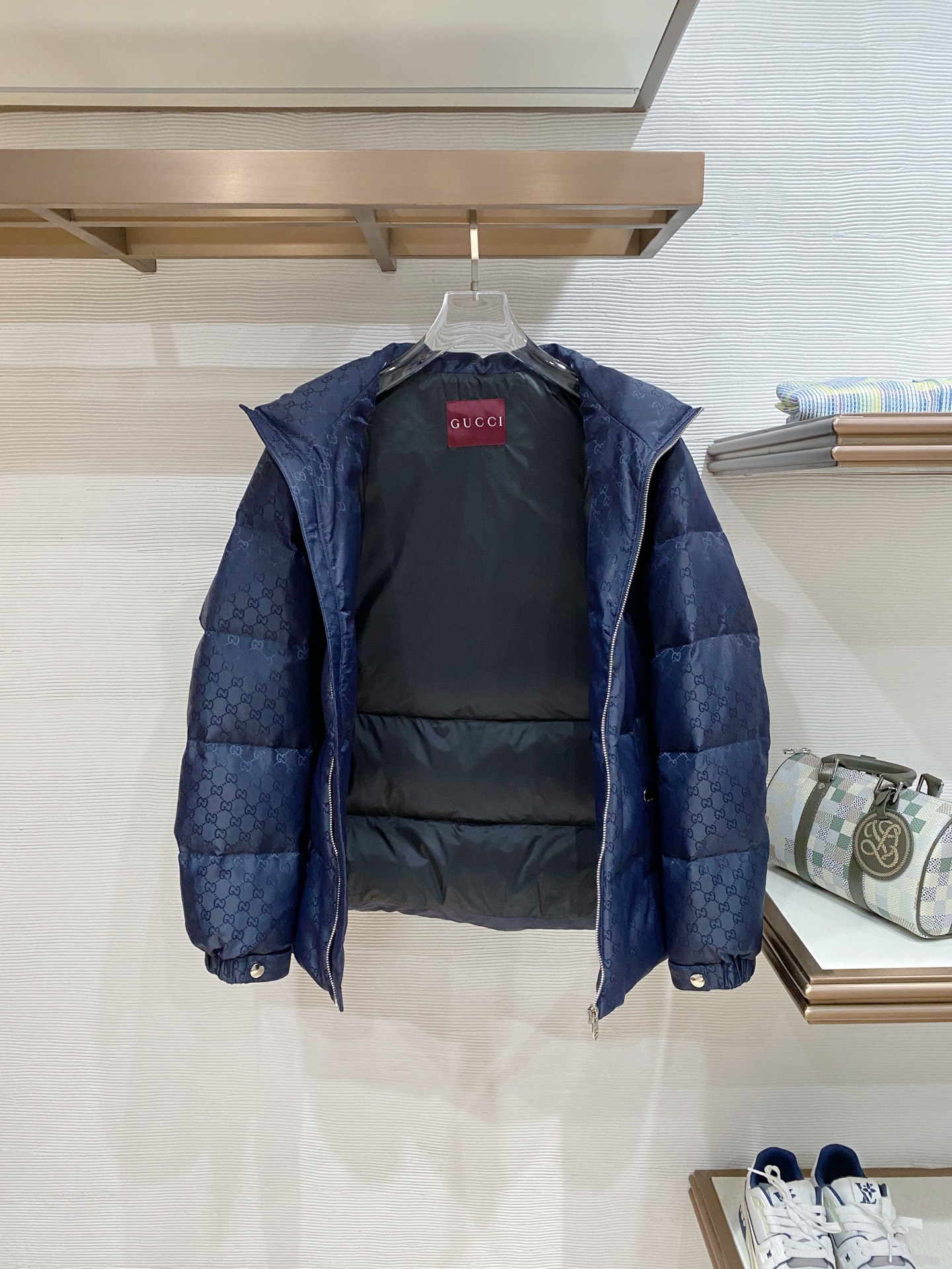 。Gucc&古赤FW2025新款羽绒服。定制全身暗花面料 立领设计，男女同款，时尚感满满。采用定制面料，