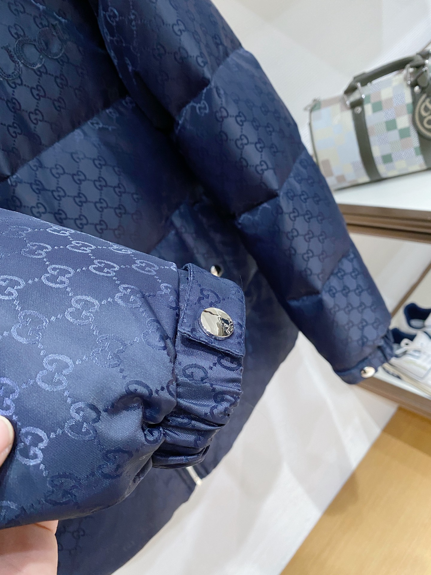 。Gucc&古赤FW2025新款羽绒服。定制全身暗花面料 立领设计，男女同款，时尚感满满。采用定制面料，