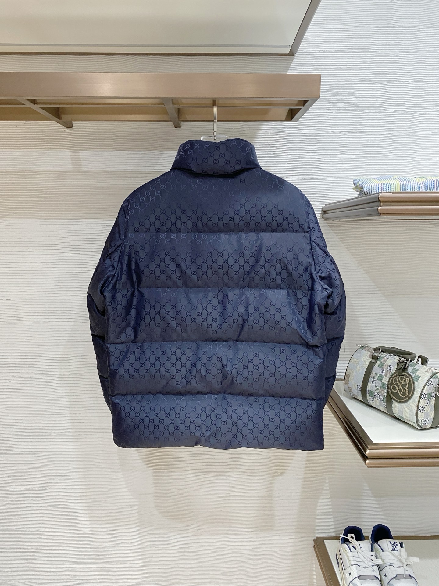 。Gucc&古赤FW2025新款羽绒服。定制全身暗花面料 立领设计，男女同款，时尚感满满。采用定制面料，