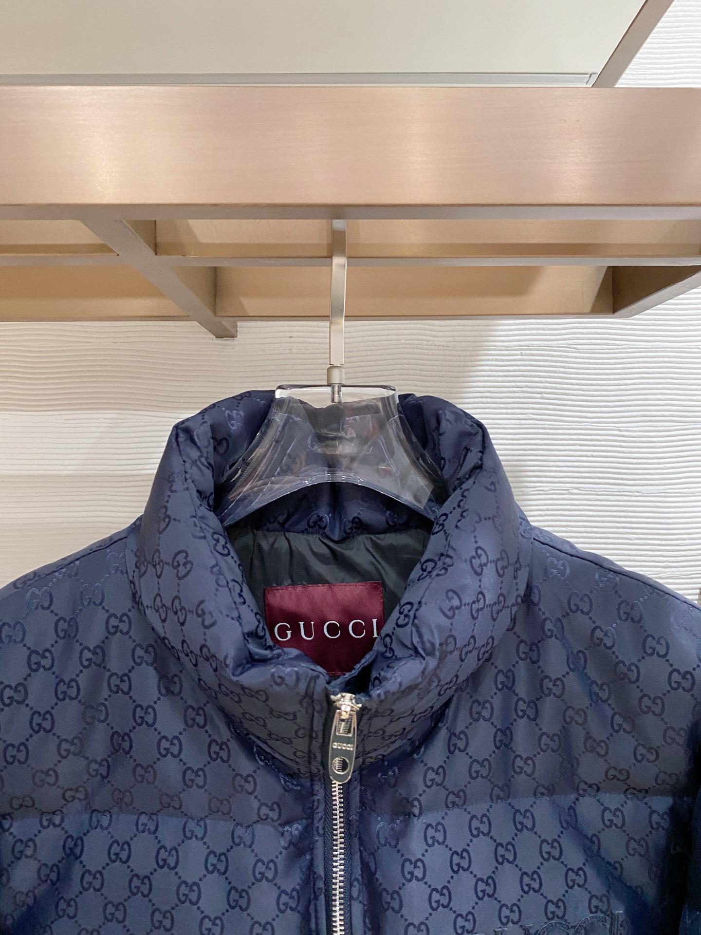 。Gucc&古赤FW2025新款羽绒服。定制全身暗花面料 立领设计，男女同款，时尚感满满。采用定制面料，