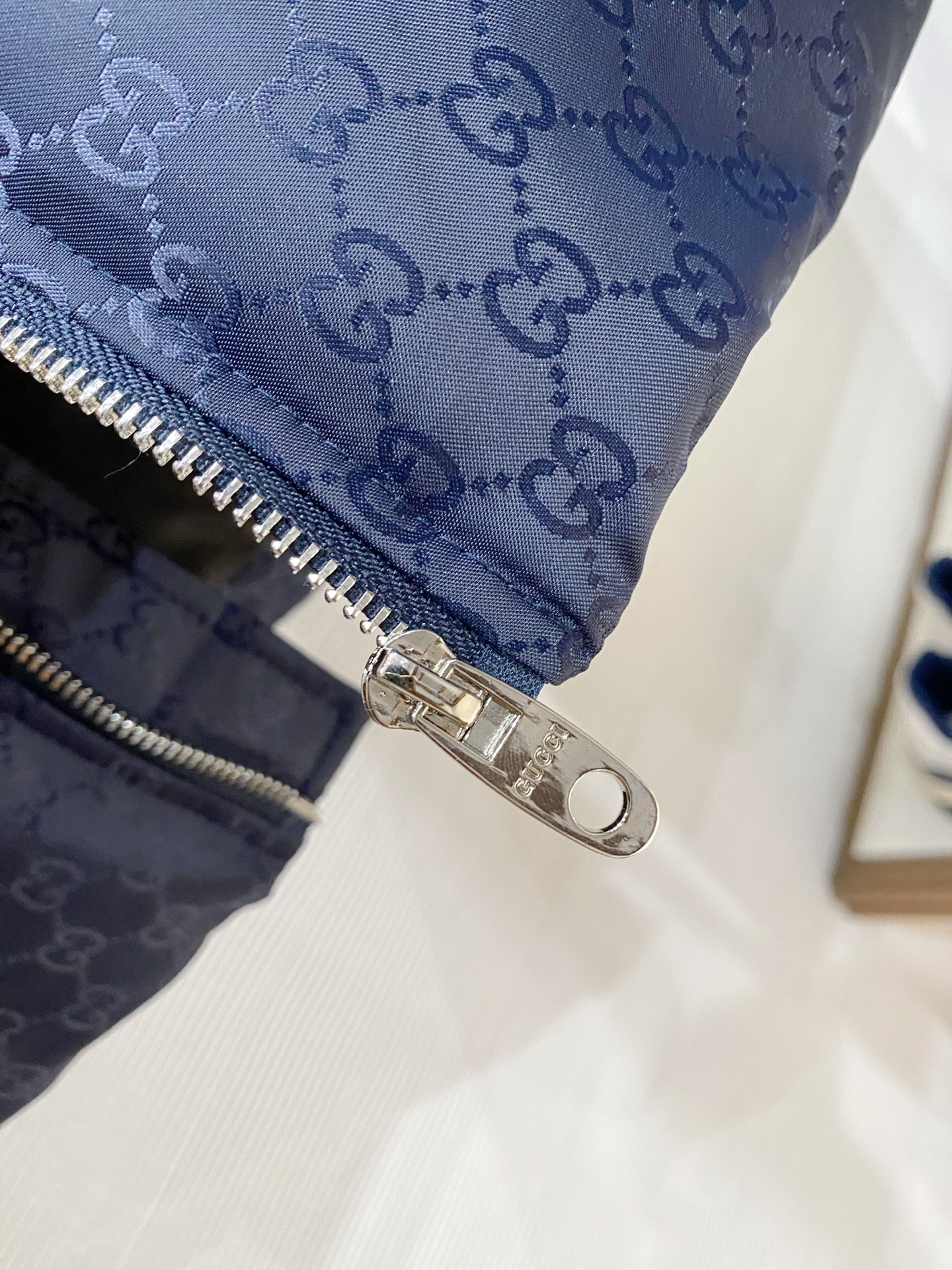 。Gucc&古赤FW2025新款羽绒服。定制全身暗花面料 立领设计，男女同款，时尚感满满。采用定制面料，