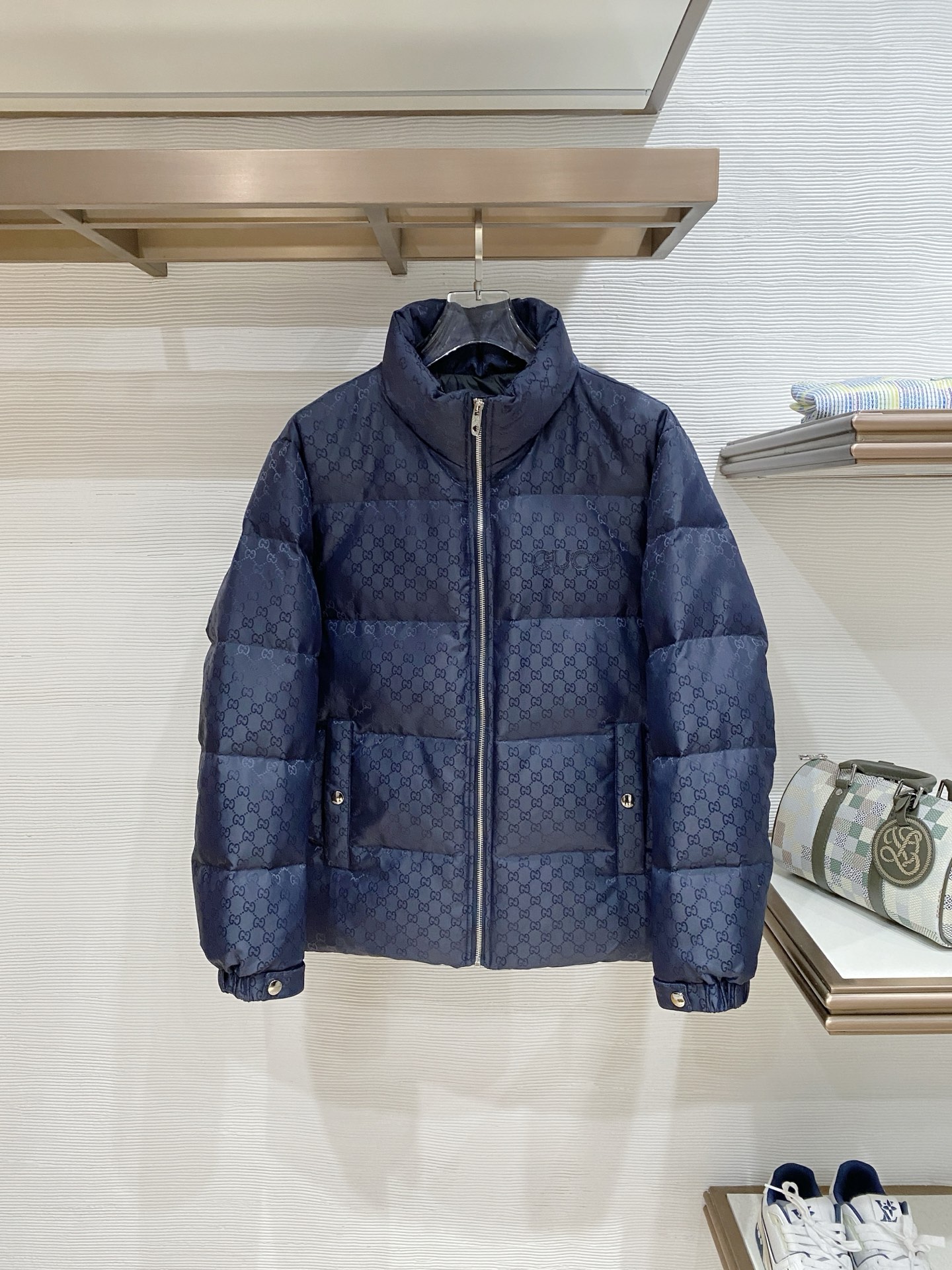 。Gucc&古赤FW2025新款羽绒服。定制全身暗花面料 立领设计，男女同款，时尚感满满。采用定制面料，