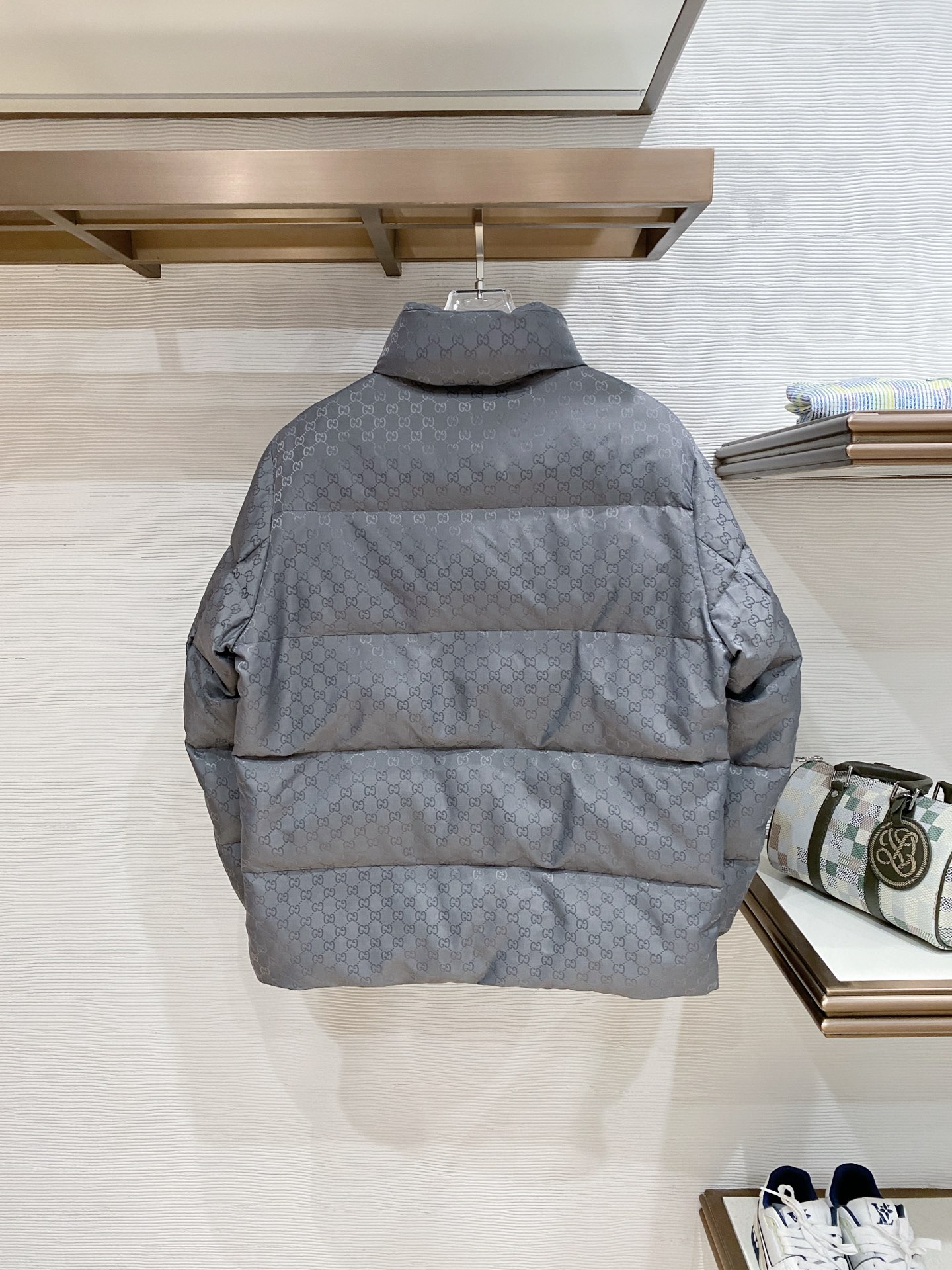 。 Gucc&古赤FW2025新款羽绒服。定制全身暗花面料 立领设计，男女同款，时尚感满满。采用定制面料