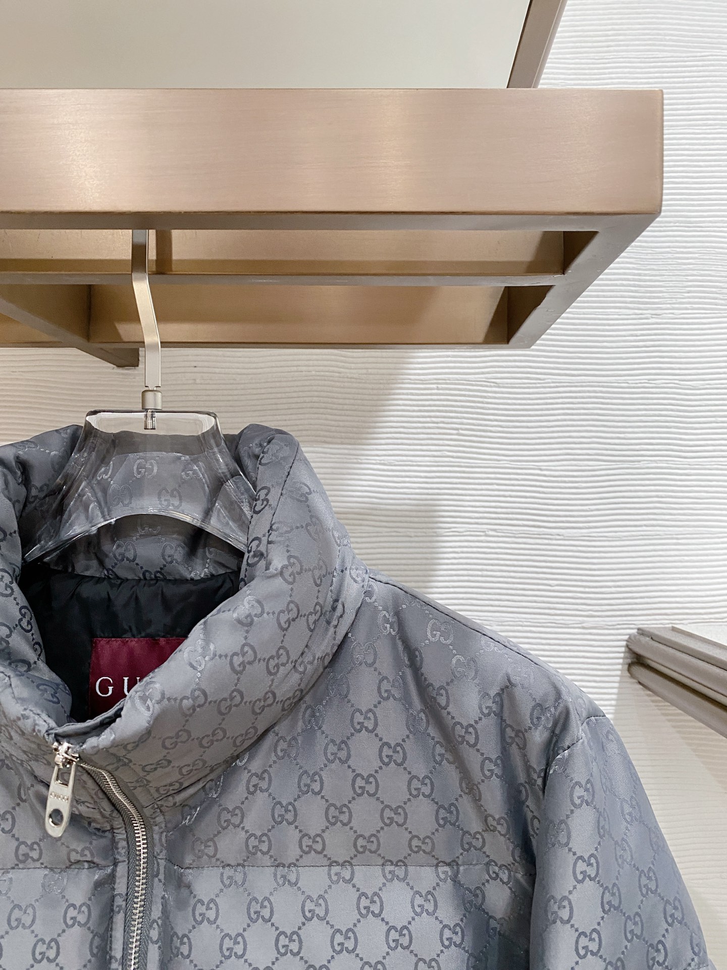 。 Gucc&古赤FW2025新款羽绒服。定制全身暗花面料 立领设计，男女同款，时尚感满满。采用定制面料