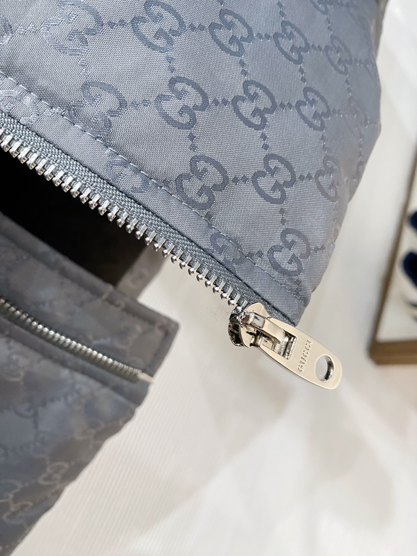 。 Gucc&古赤FW2025新款羽绒服。定制全身暗花面料 立领设计，男女同款，时尚感满满。采用定制面料