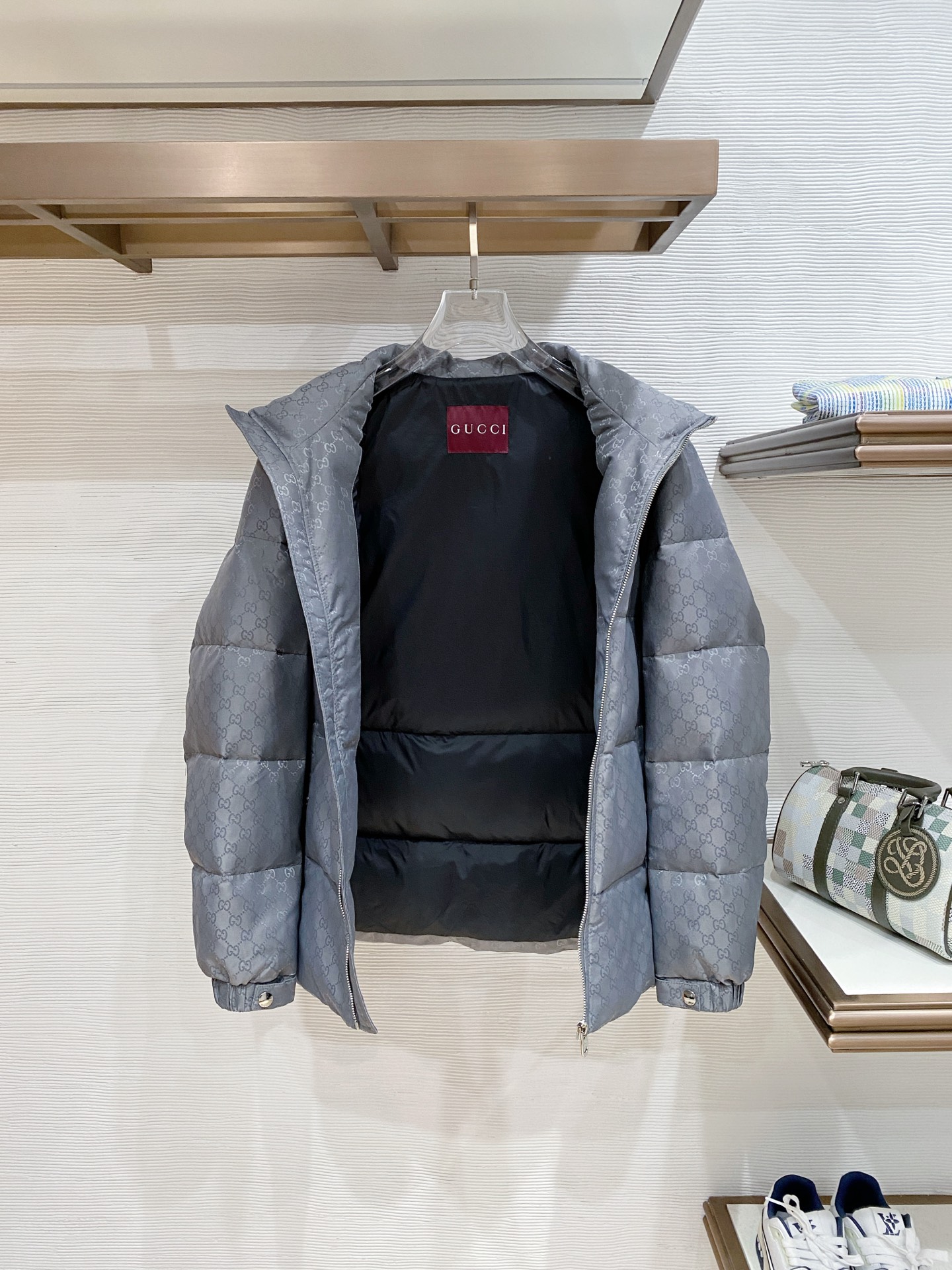 。 Gucc&古赤FW2025新款羽绒服。定制全身暗花面料 立领设计，男女同款，时尚感满满。采用定制面料