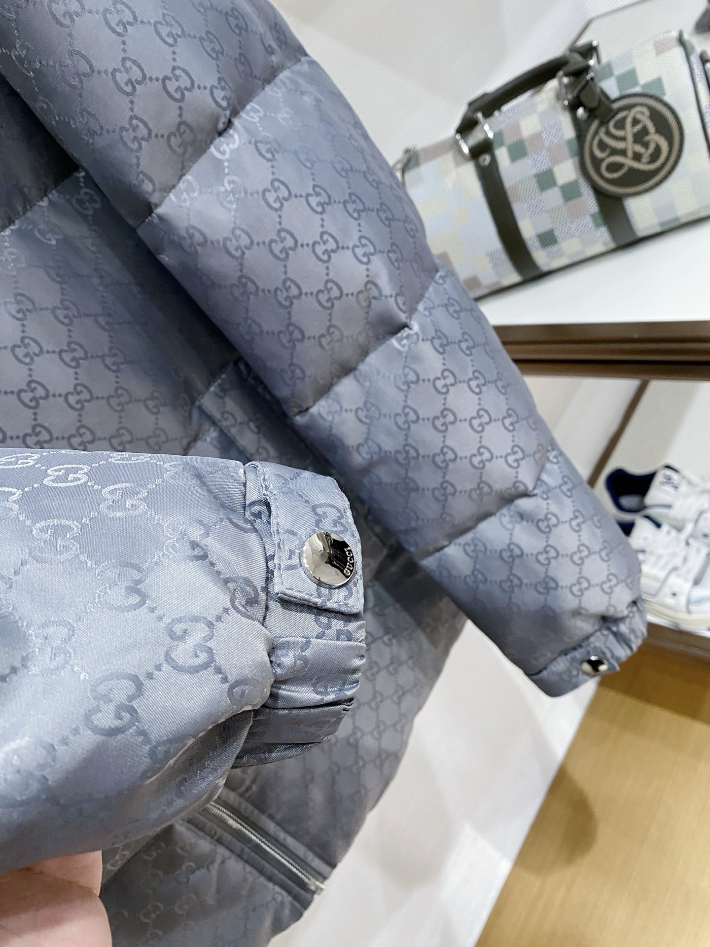 。 Gucc&古赤FW2025新款羽绒服。定制全身暗花面料 立领设计，男女同款，时尚感满满。采用定制面料