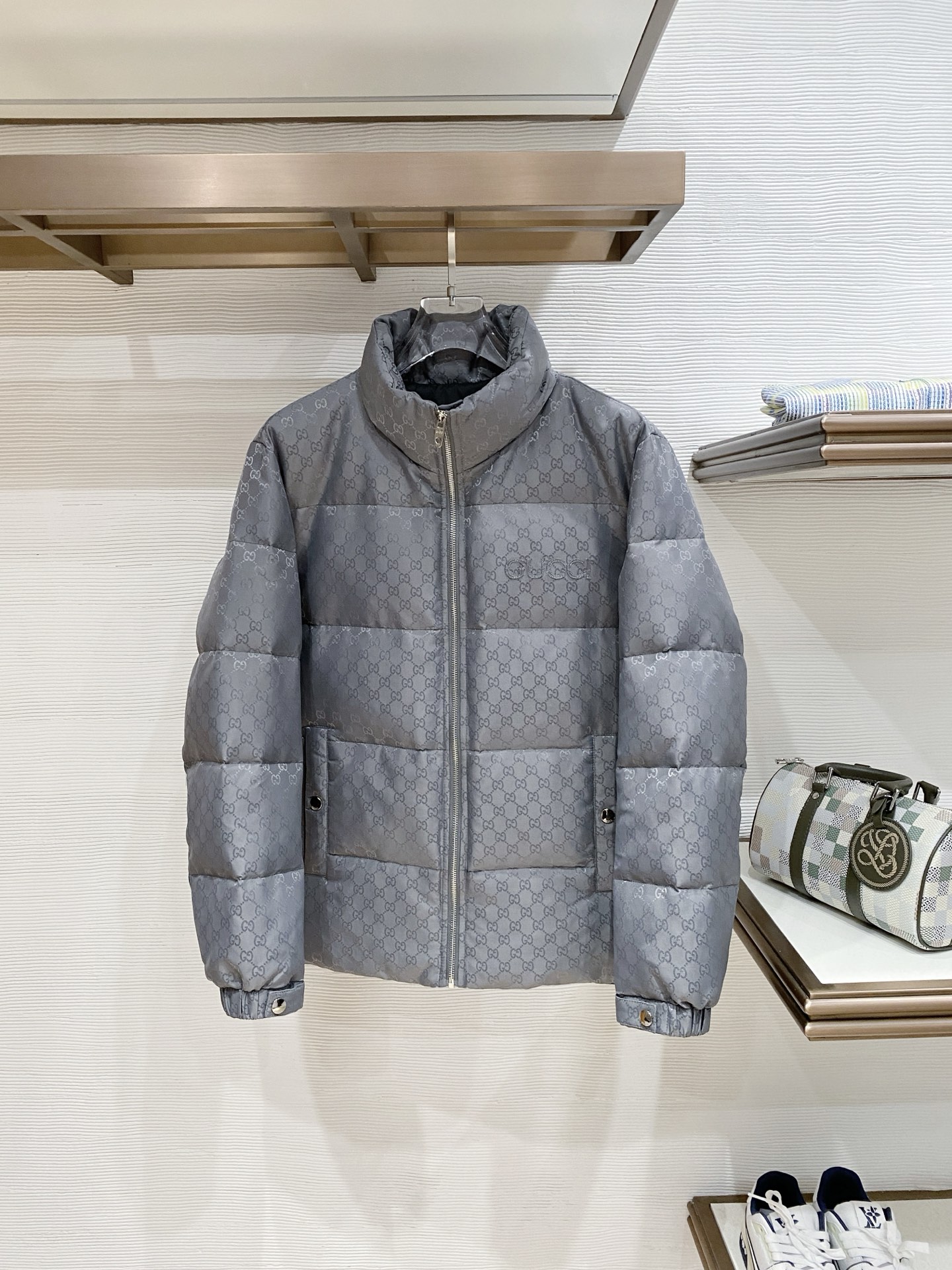 。 Gucc&古赤FW2025新款羽绒服。定制全身暗花面料 立领设计，男女同款，时尚感满满。采用定制面料