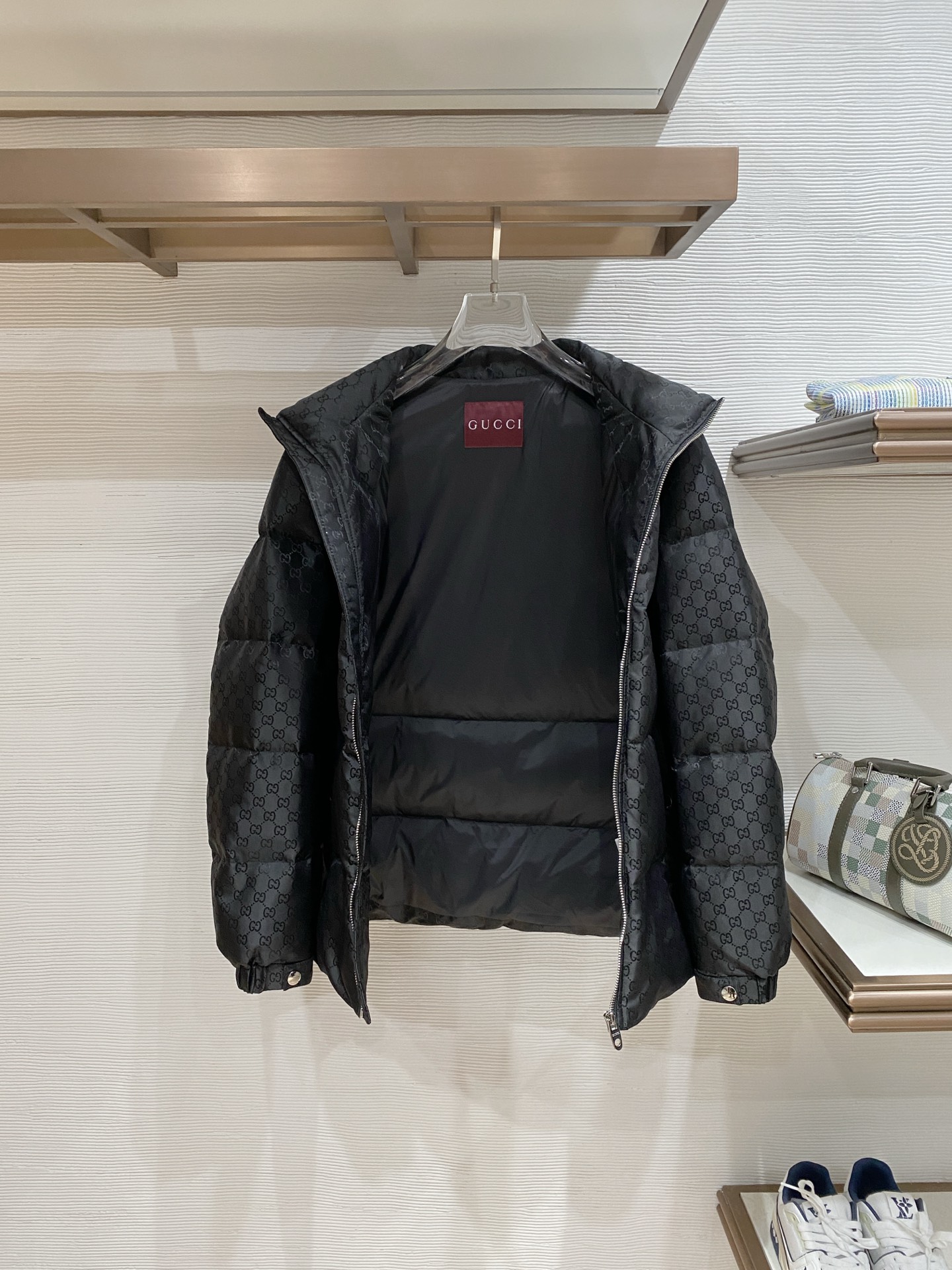 。 Gucc&古赤FW2025新款羽绒服。定制全身暗花面料 立领设计，男女同款，时尚感满满。采用定制面料