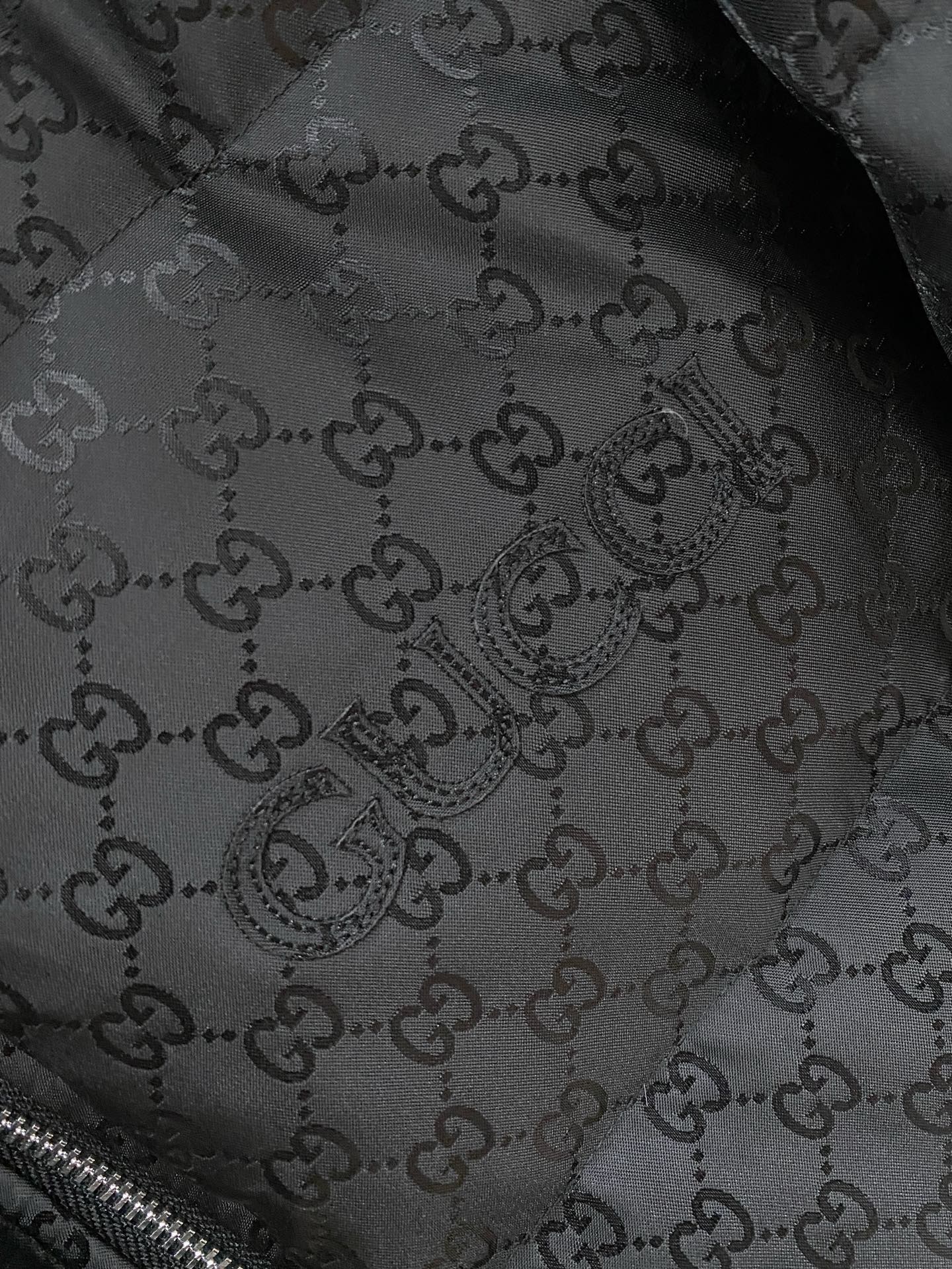 。 Gucc&古赤FW2025新款羽绒服。定制全身暗花面料 立领设计，男女同款，时尚感满满。采用定制面料