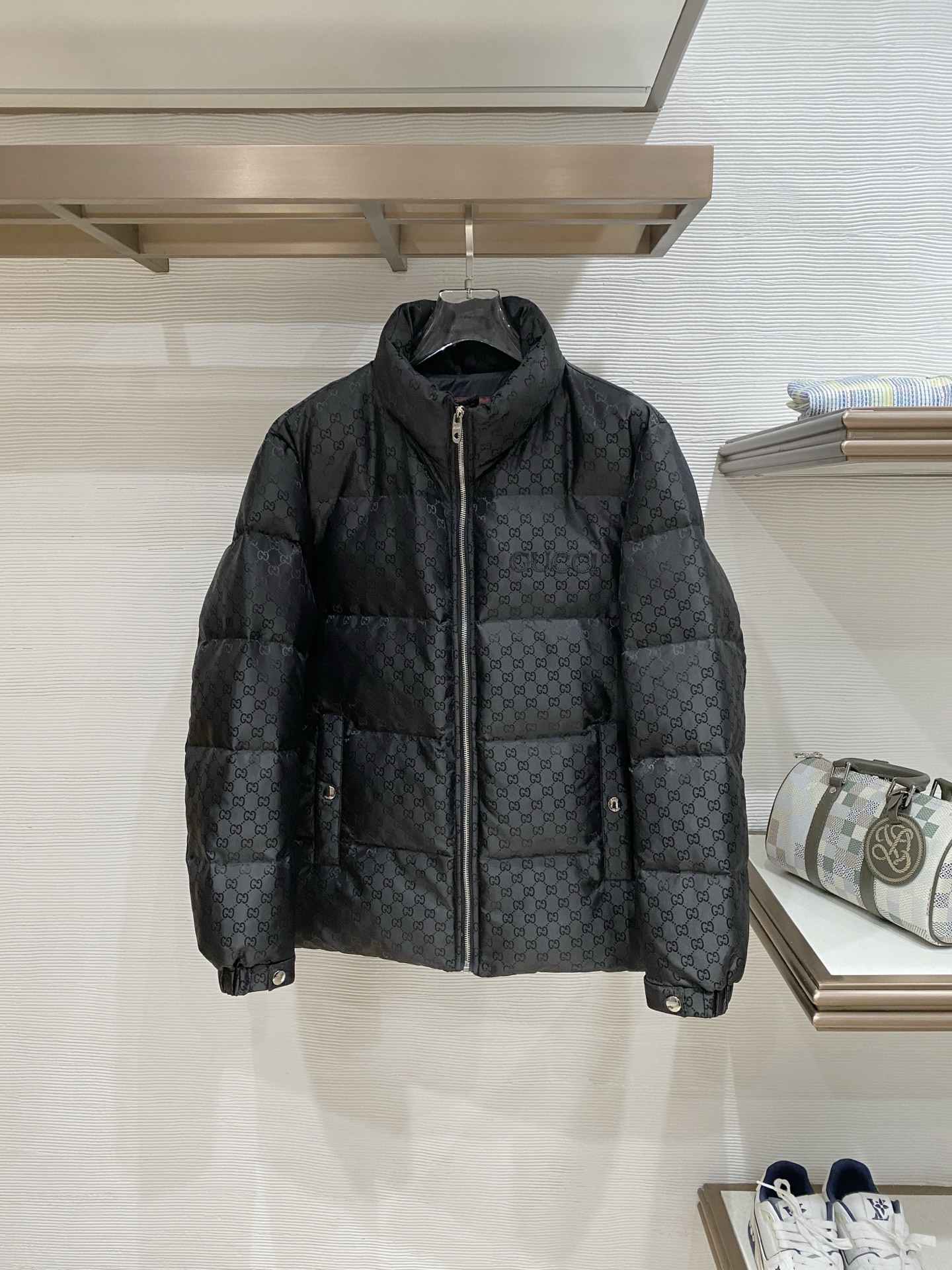 。 Gucc&古赤FW2025新款羽绒服。定制全身暗花面料 立领设计，男女同款，时尚感满满。采用定制面料