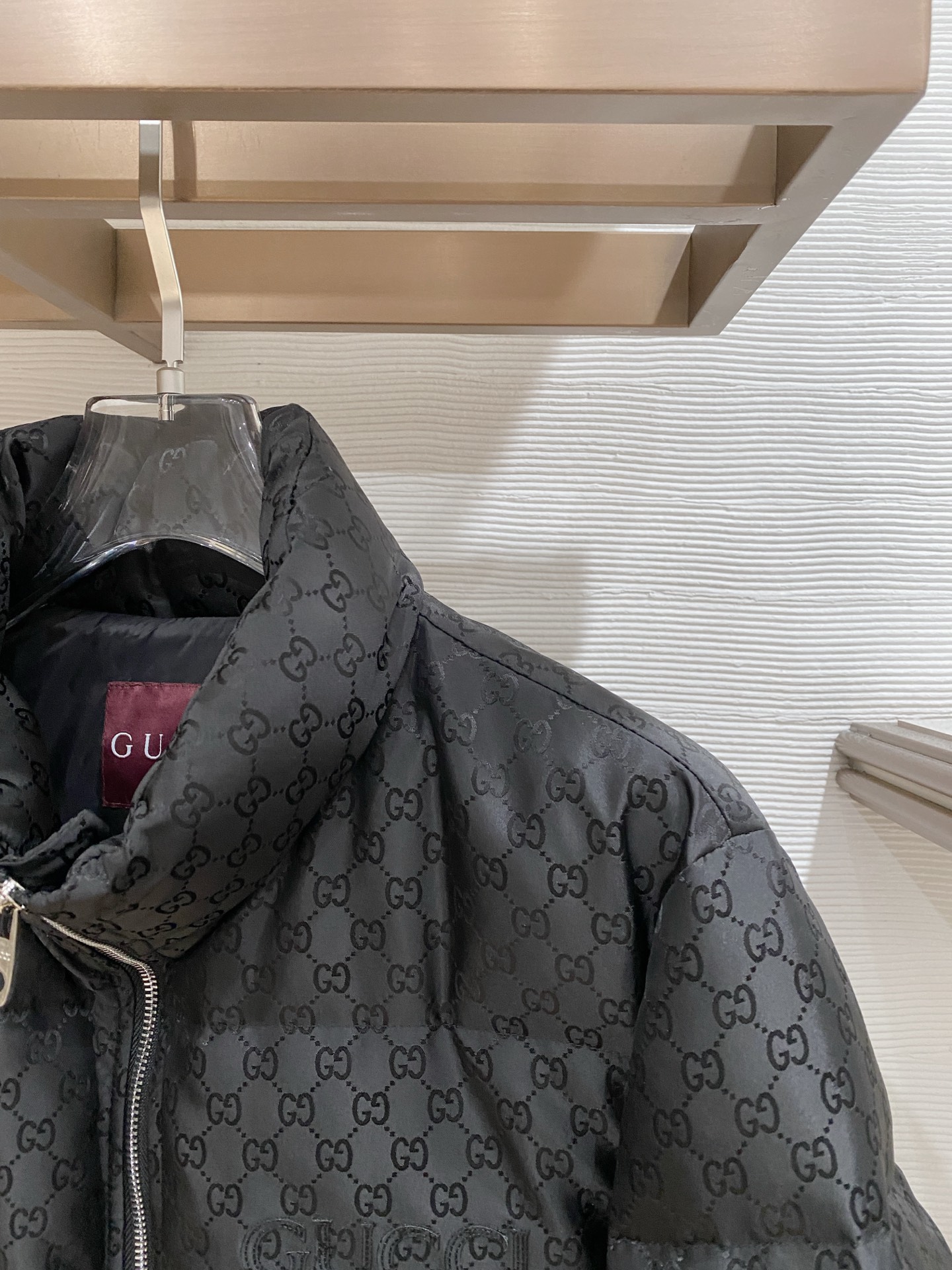 。 Gucc&古赤FW2025新款羽绒服。定制全身暗花面料 立领设计，男女同款，时尚感满满。采用定制面料