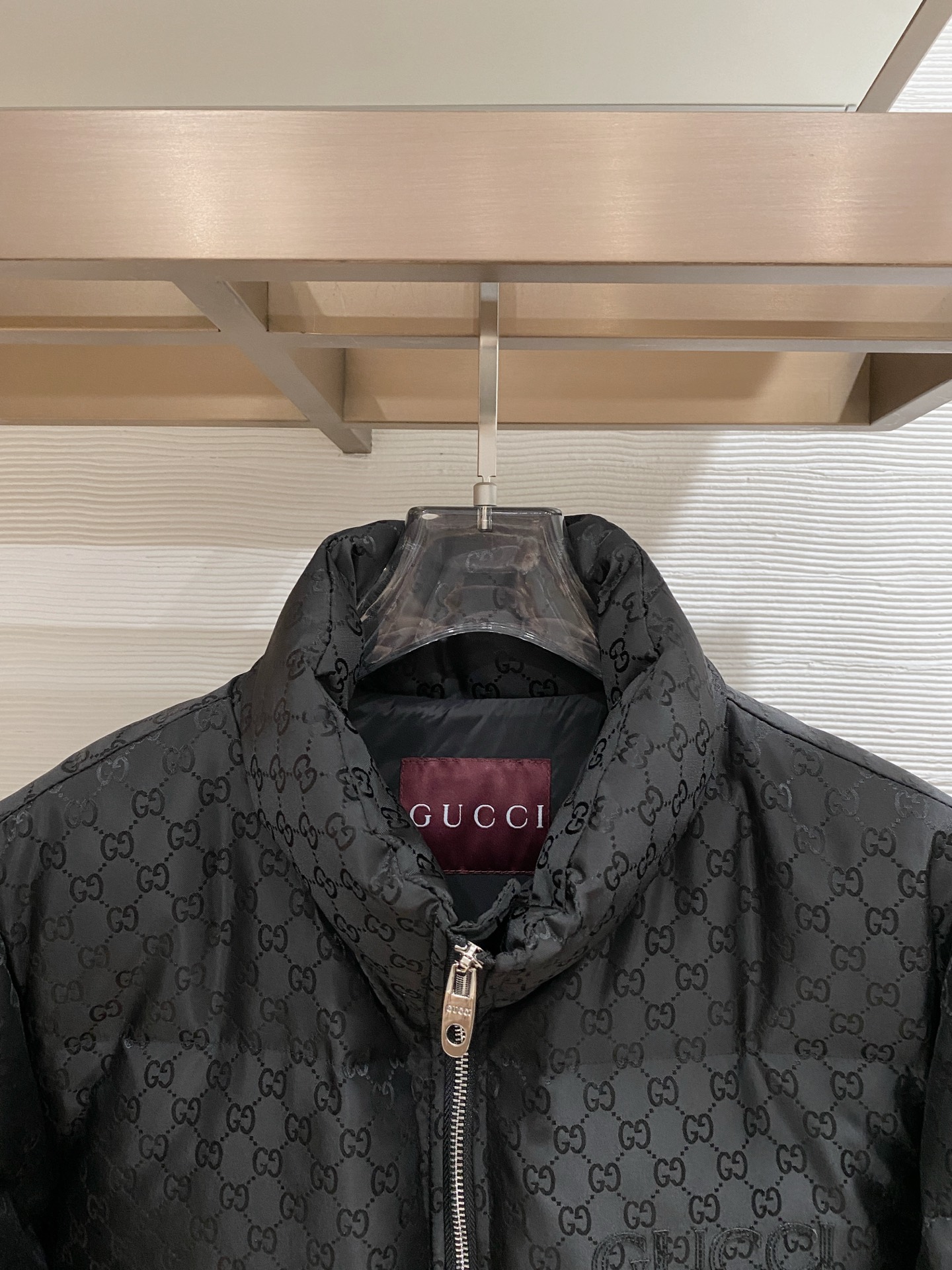 。 Gucc&古赤FW2025新款羽绒服。定制全身暗花面料 立领设计，男女同款，时尚感满满。采用定制面料