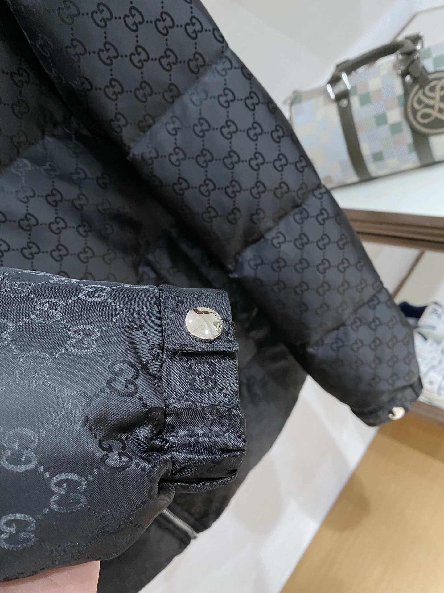 。 Gucc&古赤FW2025新款羽绒服。定制全身暗花面料 立领设计，男女同款，时尚感满满。采用定制面料