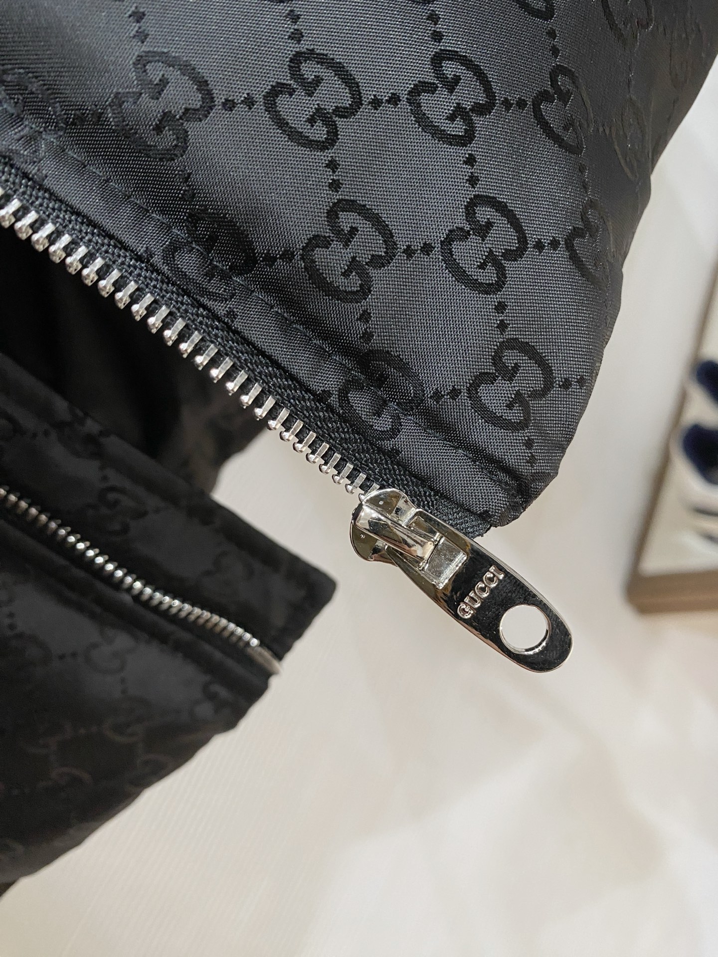 。 Gucc&古赤FW2025新款羽绒服。定制全身暗花面料 立领设计，男女同款，时尚感满满。采用定制面料