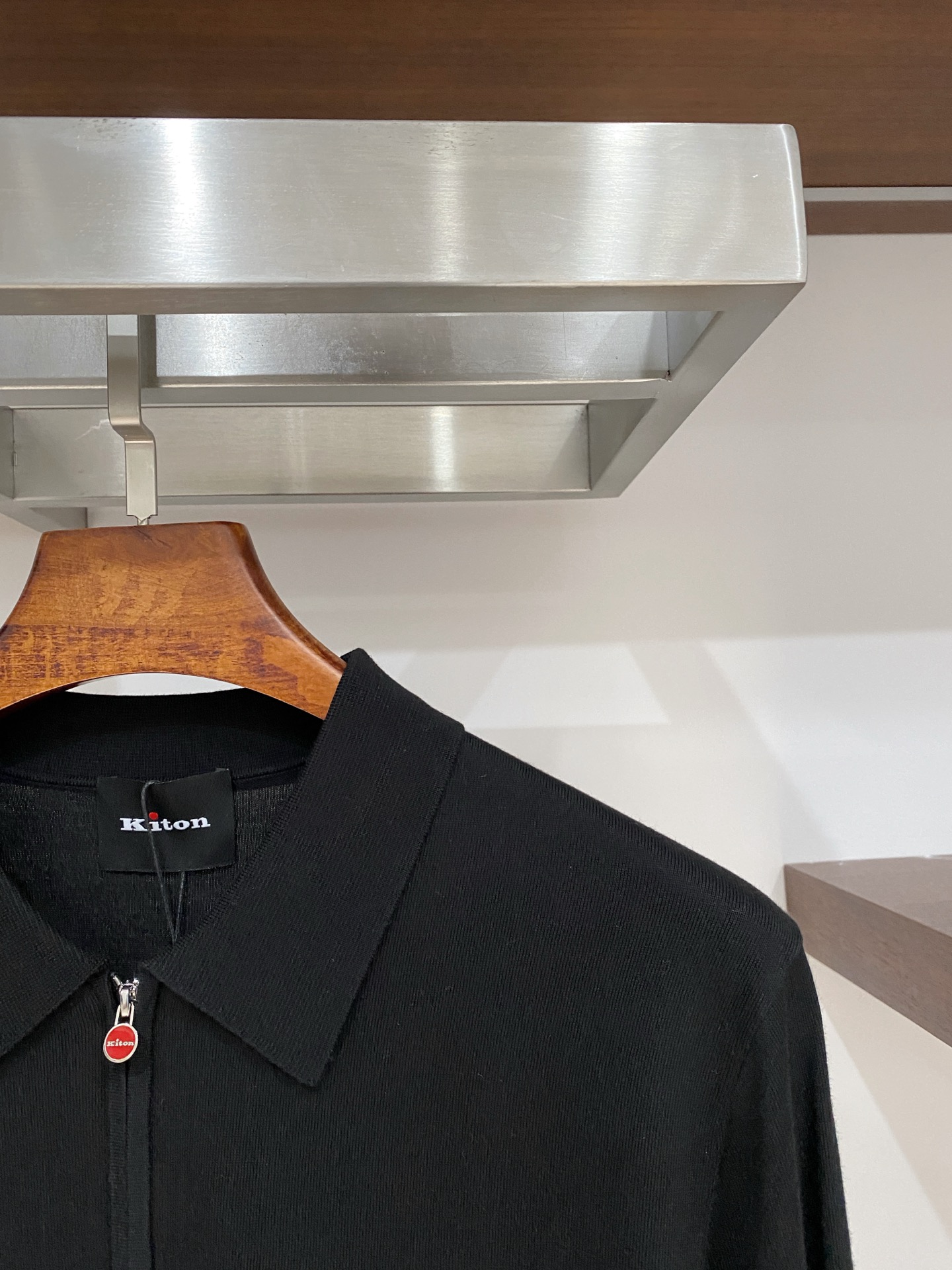 P240  顶级品质>专柜官网同步发售！辅料全部原版定制出品，贸易公司真品订单。高级定制进口面料，以天然植物纖維提炼出来，比一般棉织物轻薄 手感柔软，穿着舒适 完全不易有刺激皮肤 面料吸湿性、透气性良好 尺码: 48-56