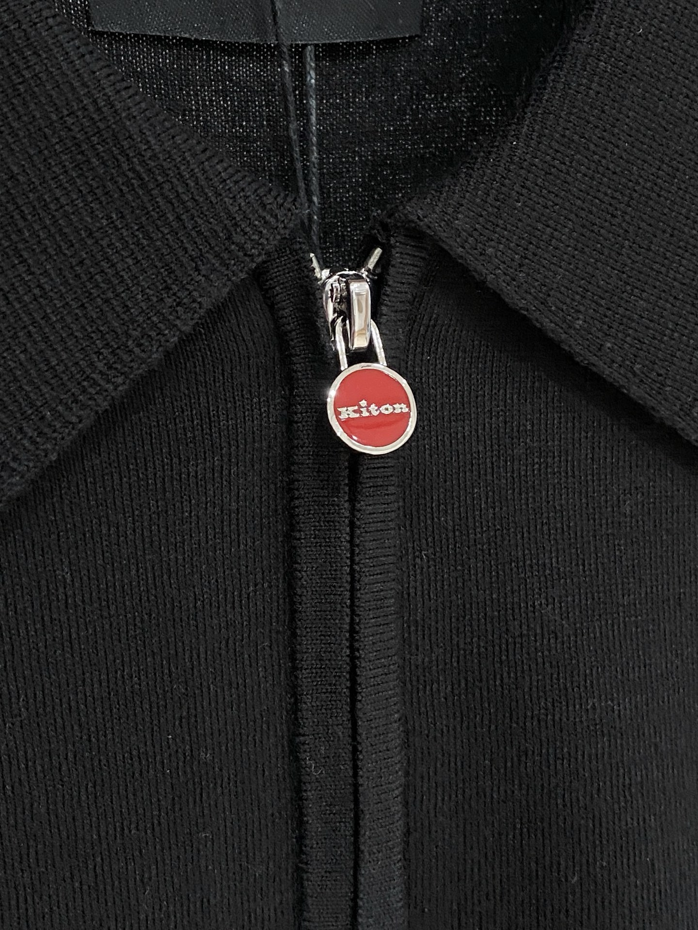 P240  顶级品质>专柜官网同步发售！辅料全部原版定制出品，贸易公司真品订单。高级定制进口面料，以天然植物纖維提炼出来，比一般棉织物轻薄 手感柔软，穿着舒适 完全不易有刺激皮肤 面料吸湿性、透气性良好 尺码: 48-56