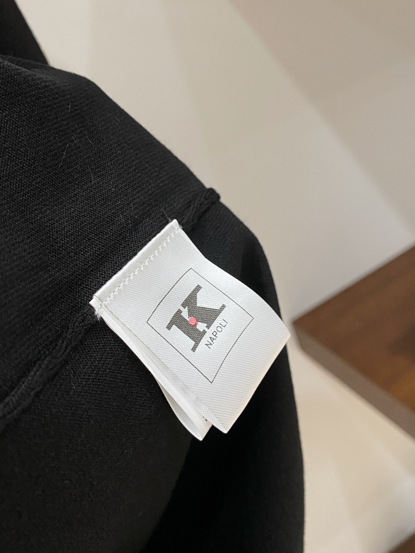 P240  顶级品质>专柜官网同步发售！辅料全部原版定制出品，贸易公司真品订单。高级定制进口面料，以天然植物纖維提炼出来，比一般棉织物轻薄 手感柔软，穿着舒适 完全不易有刺激皮肤 面料吸湿性、透气性良好 尺码: 48-56