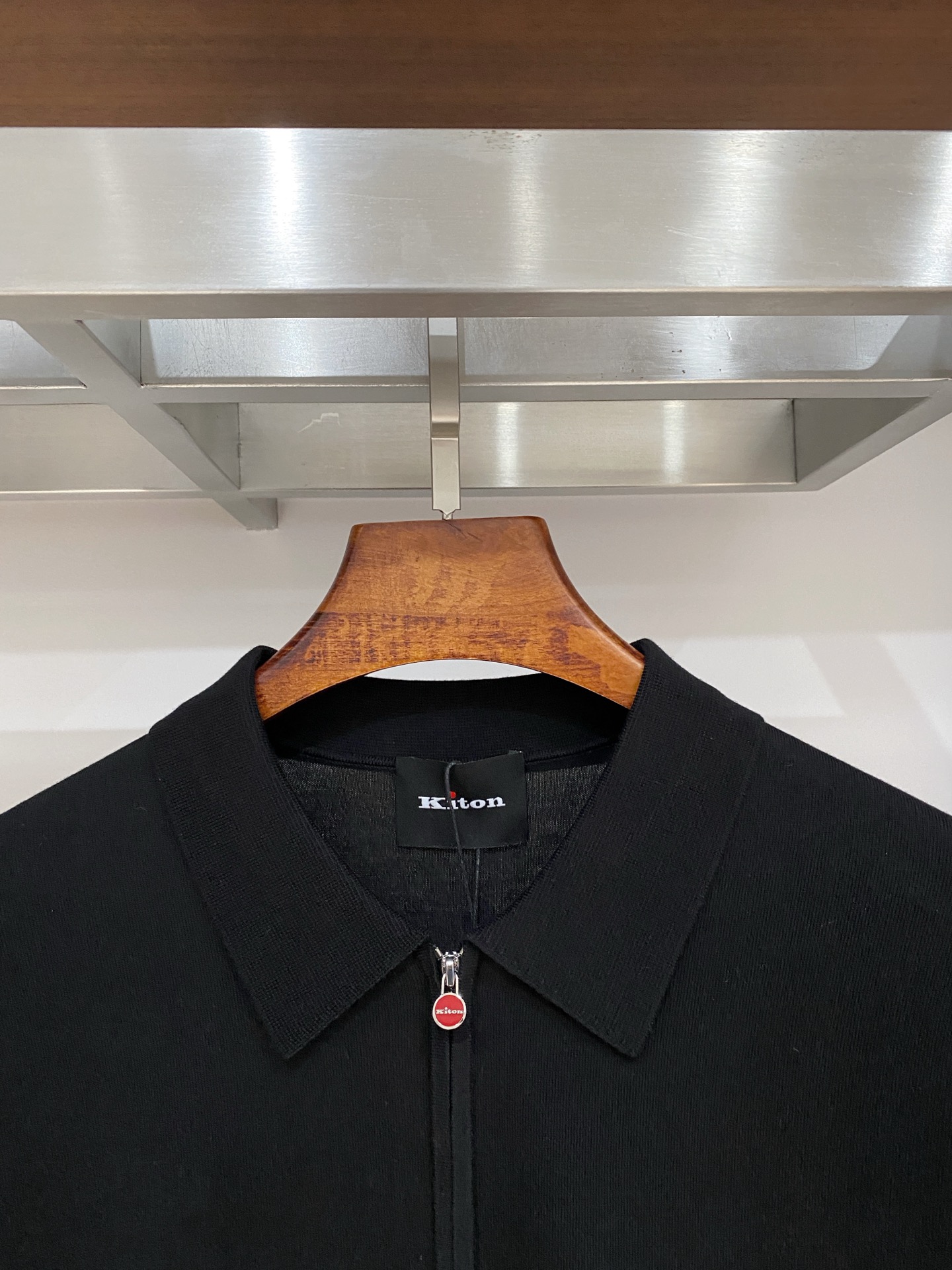 P240  顶级品质>专柜官网同步发售！辅料全部原版定制出品，贸易公司真品订单。高级定制进口面料，以天然植物纖維提炼出来，比一般棉织物轻薄 手感柔软，穿着舒适 完全不易有刺激皮肤 面料吸湿性、透气性良好 尺码: 48-56