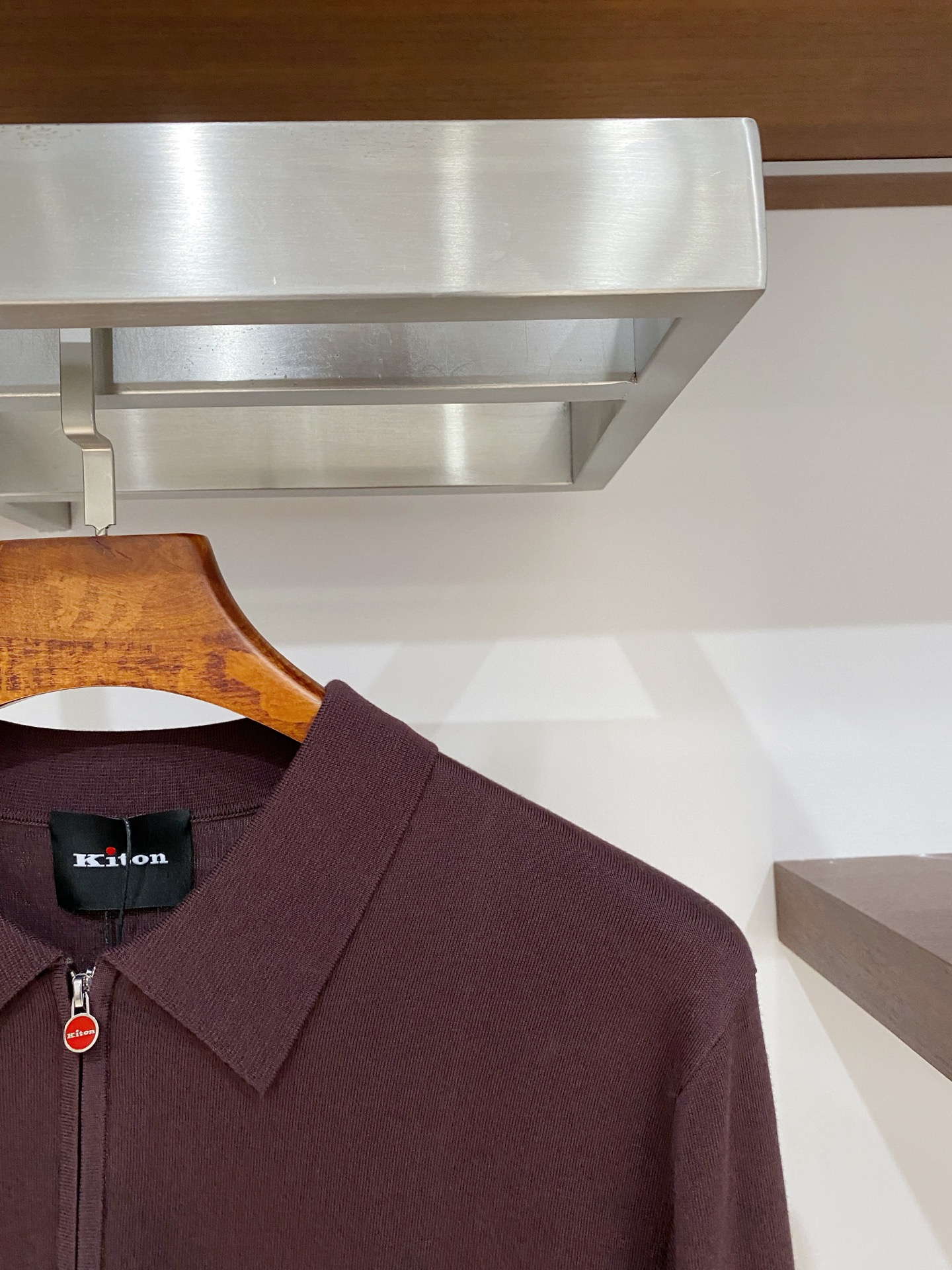 P240  顶级品质>专柜官网同步发售！辅料全部原版定制出品，贸易公司真品订单。高级定制进口面料，以天然植物纖維提炼出来，比一般棉织物轻薄 手感柔软，穿着舒适 完全不易有刺激皮肤 面料吸湿性、透气性良好 尺码: 48-56