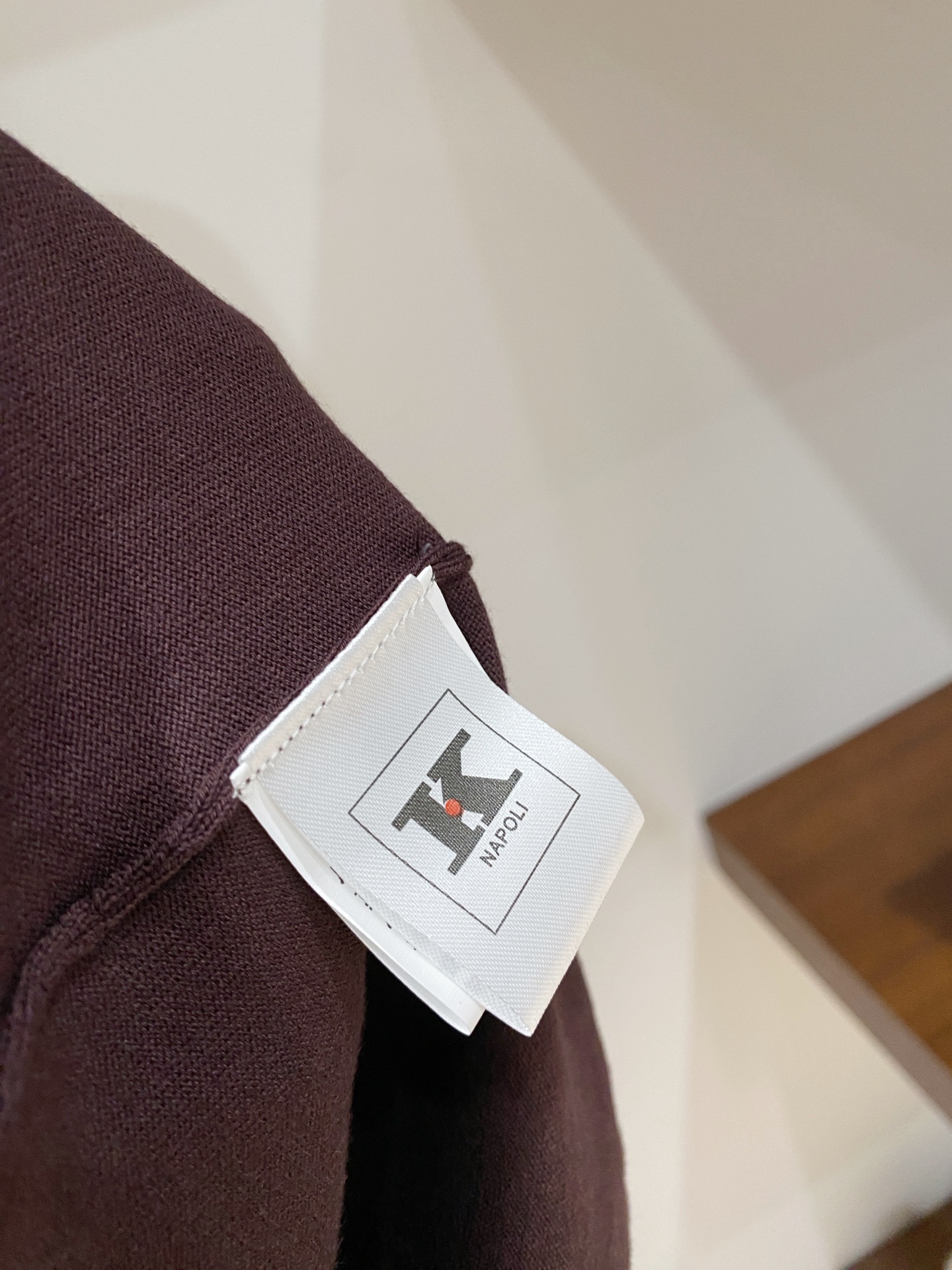 P240  顶级品质>专柜官网同步发售！辅料全部原版定制出品，贸易公司真品订单。高级定制进口面料，以天然植物纖維提炼出来，比一般棉织物轻薄 手感柔软，穿着舒适 完全不易有刺激皮肤 面料吸湿性、透气性良好 尺码: 48-56