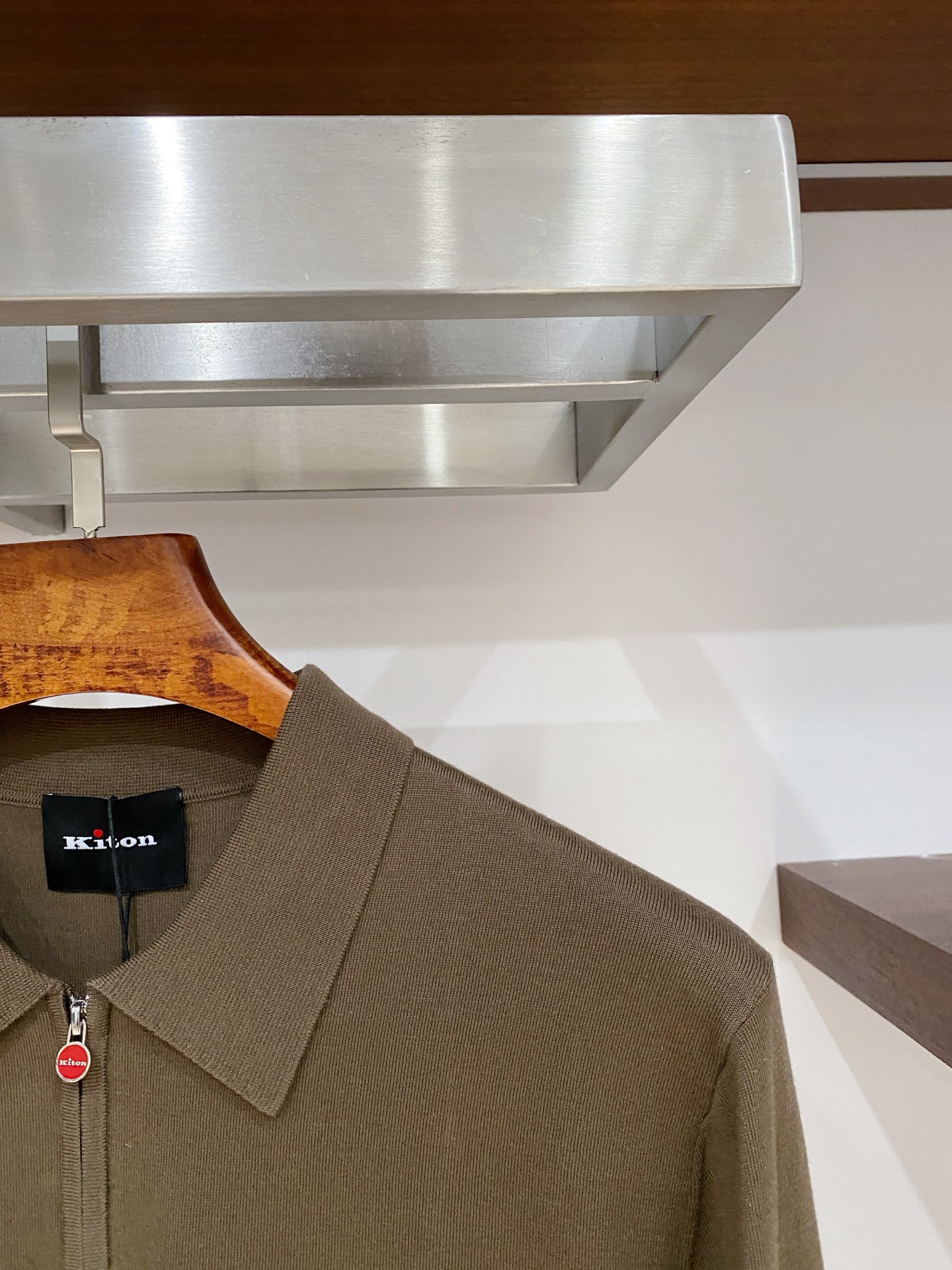 P240  顶级品质>专柜官网同步发售！辅料全部原版定制出品，贸易公司真品订单。高级定制进口面料，以天然植物纖維提炼出来，比一般棉织物轻薄 手感柔软，穿着舒适 完全不易有刺激皮肤 面料吸湿性、透气性良好 尺码: 48-56