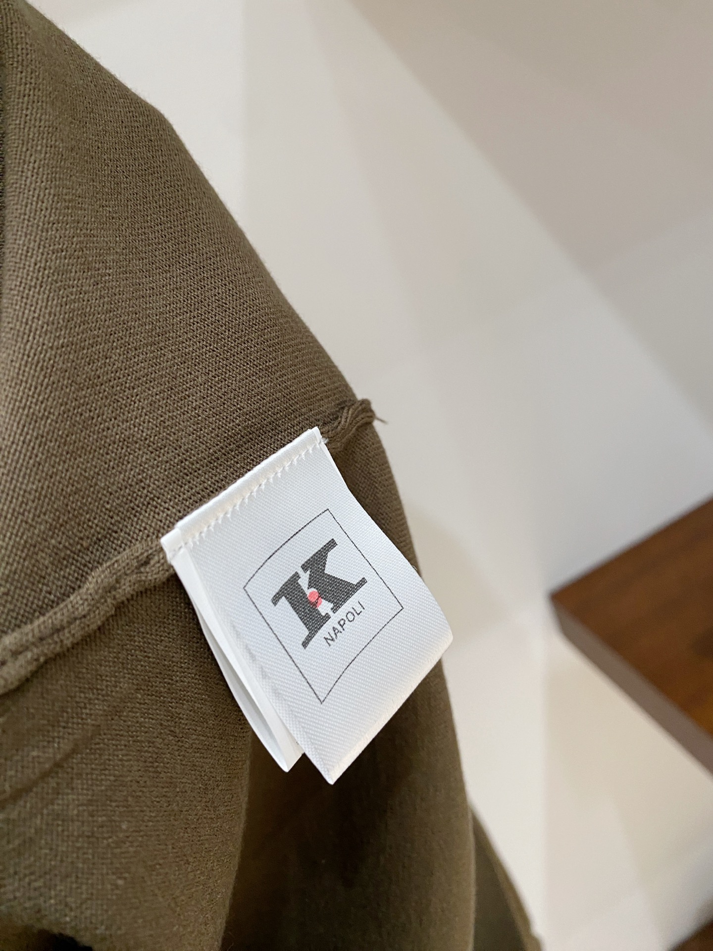 P240  顶级品质>专柜官网同步发售！辅料全部原版定制出品，贸易公司真品订单。高级定制进口面料，以天然植物纖維提炼出来，比一般棉织物轻薄 手感柔软，穿着舒适 完全不易有刺激皮肤 面料吸湿性、透气性良好 尺码: 48-56