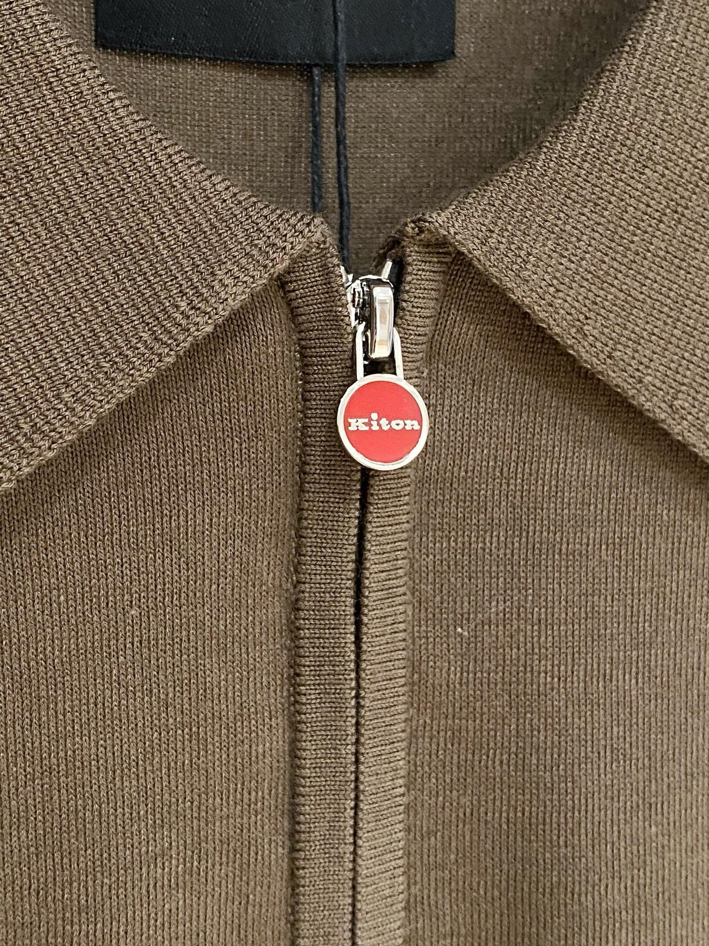 P240  顶级品质>专柜官网同步发售！辅料全部原版定制出品，贸易公司真品订单。高级定制进口面料，以天然植物纖維提炼出来，比一般棉织物轻薄 手感柔软，穿着舒适 完全不易有刺激皮肤 面料吸湿性、透气性良好 尺码: 48-56