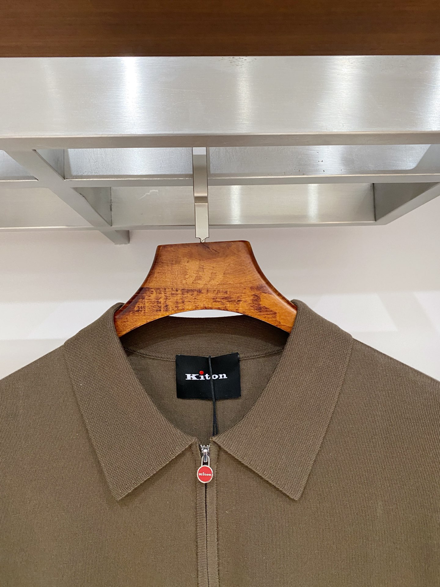 P240  顶级品质>专柜官网同步发售！辅料全部原版定制出品，贸易公司真品订单。高级定制进口面料，以天然植物纖維提炼出来，比一般棉织物轻薄 手感柔软，穿着舒适 完全不易有刺激皮肤 面料吸湿性、透气性良好 尺码: 48-56