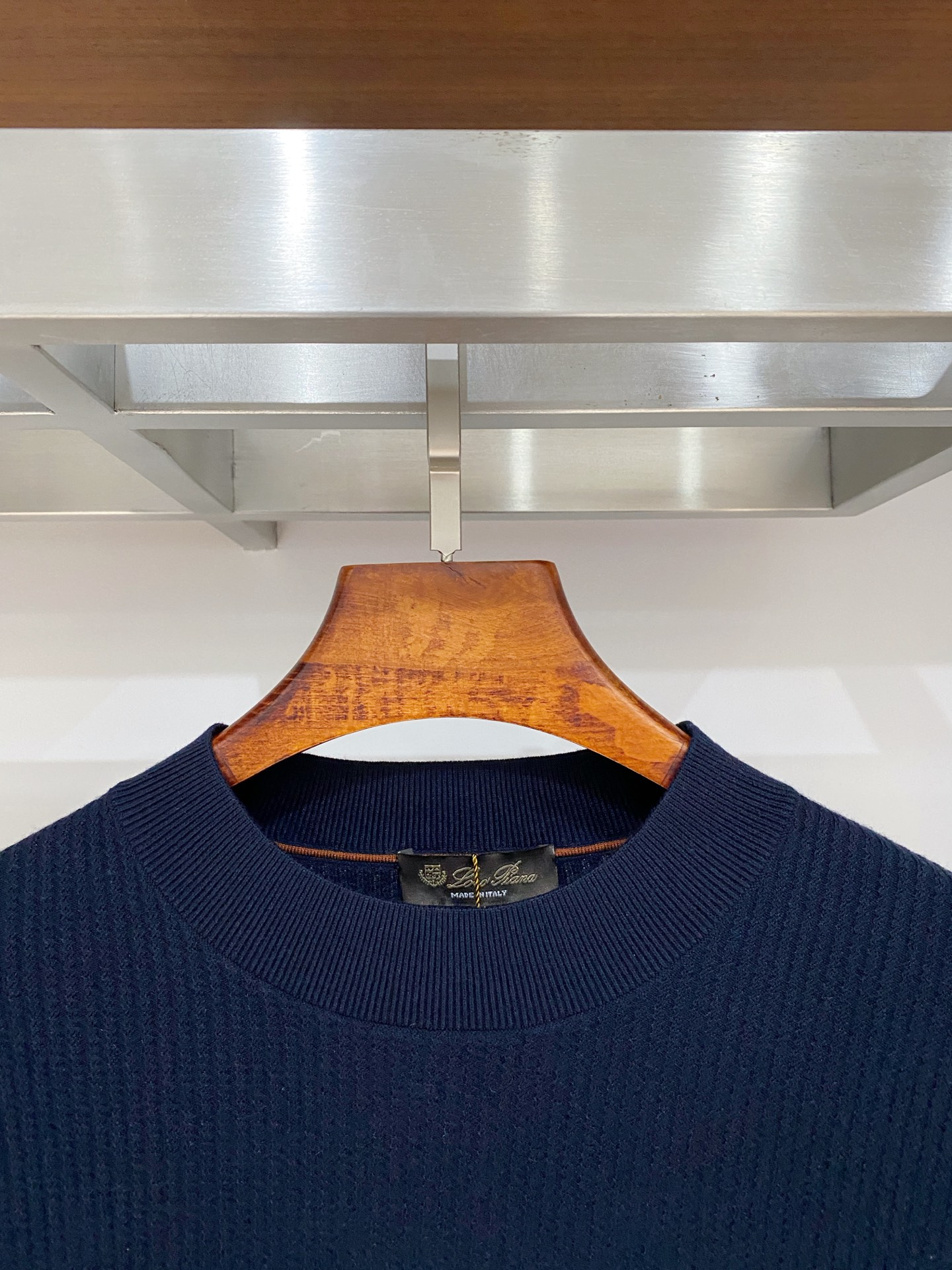 P240  顶级品质>专柜官网同步发售！辅料全部原版定制出品，贸易公司真品订单。高级定制进口面料，以天然植物纖維提炼出来，比一般棉织物轻薄 手感柔软，穿着舒适 完全不易有刺激皮肤 面料吸湿性、透气性良好 尺码: 48-56