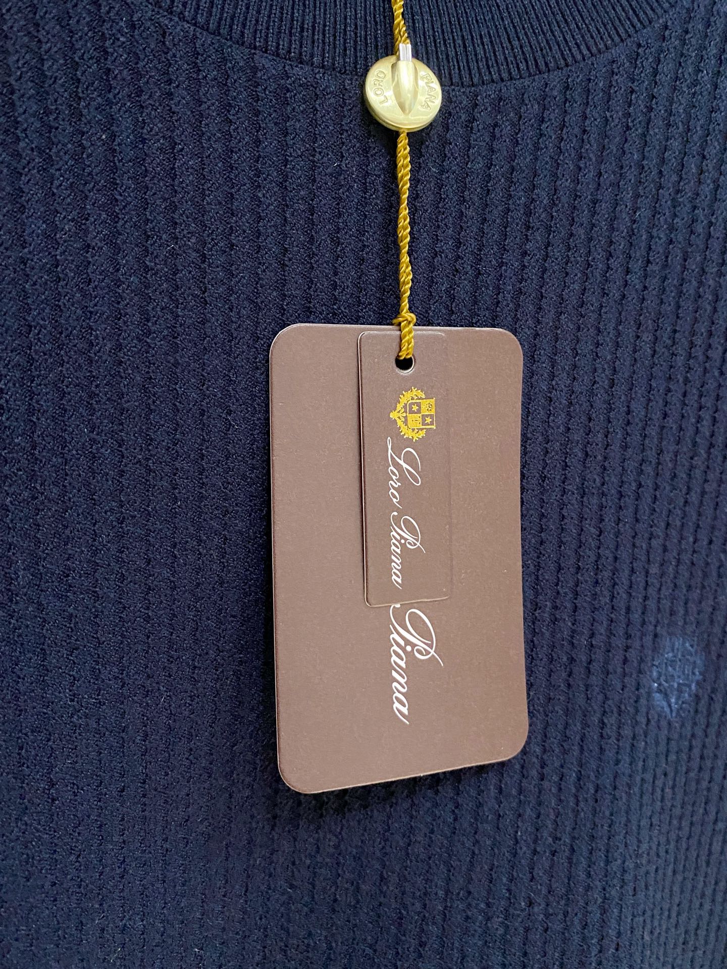 P240  顶级品质>专柜官网同步发售！辅料全部原版定制出品，贸易公司真品订单。高级定制进口面料，以天然植物纖維提炼出来，比一般棉织物轻薄 手感柔软，穿着舒适 完全不易有刺激皮肤 面料吸湿性、透气性良好 尺码: 48-56