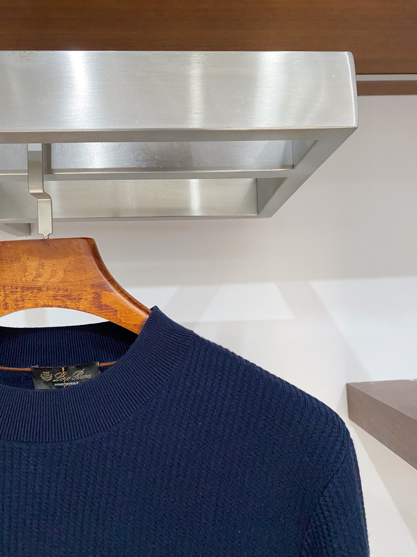 P240  顶级品质>专柜官网同步发售！辅料全部原版定制出品，贸易公司真品订单。高级定制进口面料，以天然植物纖維提炼出来，比一般棉织物轻薄 手感柔软，穿着舒适 完全不易有刺激皮肤 面料吸湿性、透气性良好 尺码: 48-56