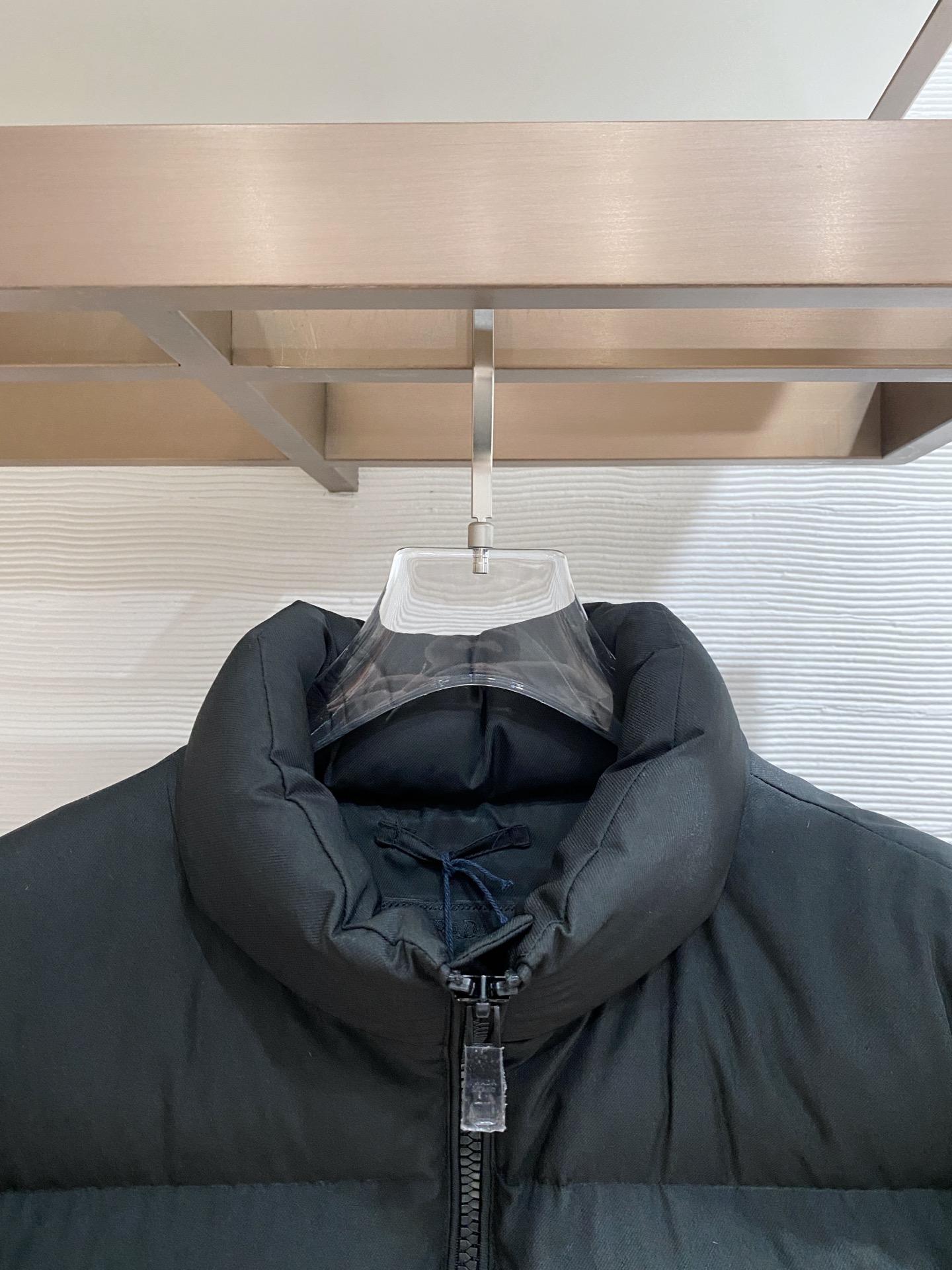 。Prada普拉达新款提花尼龙羽绒服金属小标羽绒服。采用re-nylon再生尼龙打造，现代设计风格,和廓