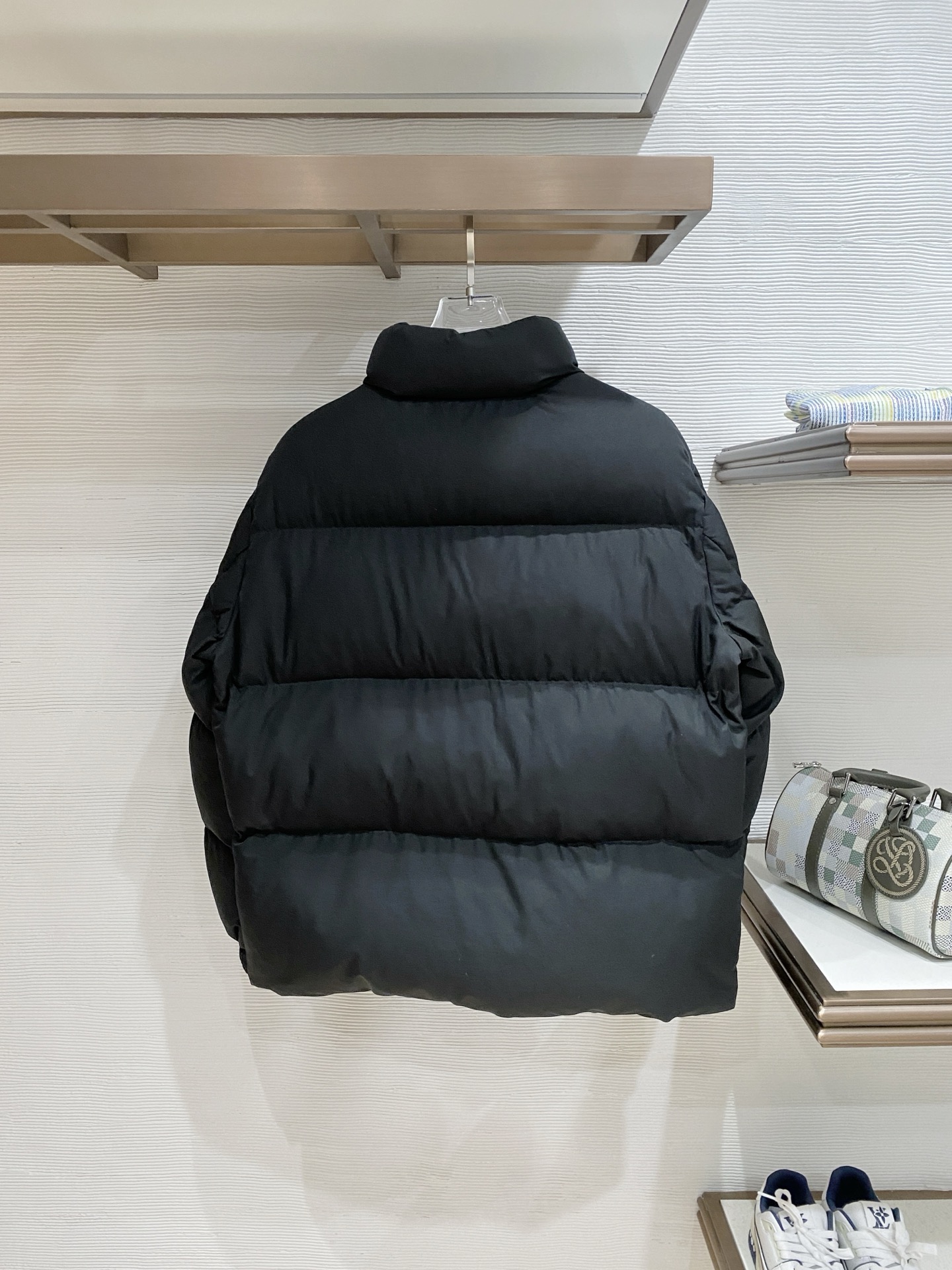 。Prada普拉达新款提花尼龙羽绒服金属小标羽绒服。采用re-nylon再生尼龙打造，现代设计风格,和廓