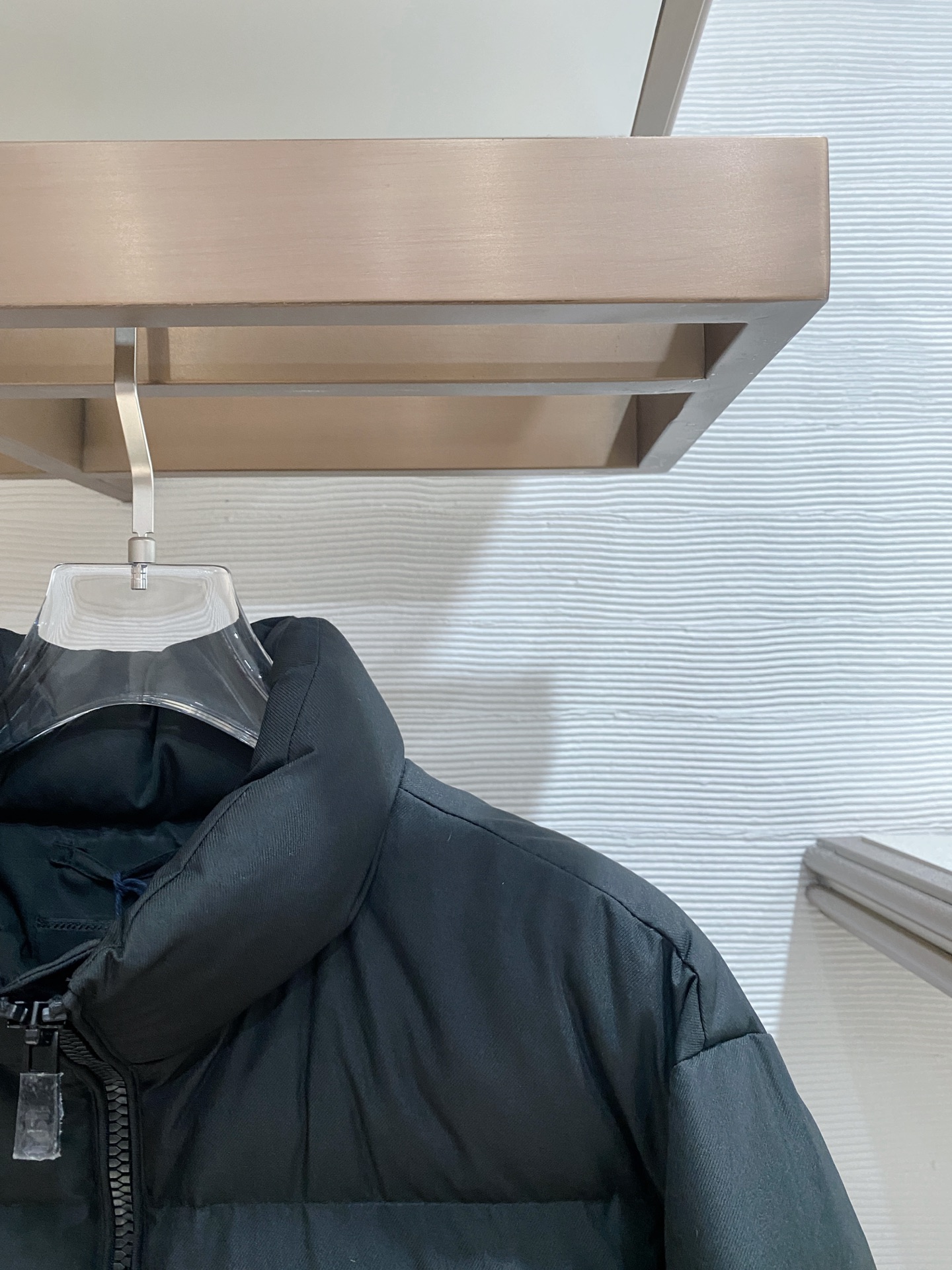 。Prada普拉达新款提花尼龙羽绒服金属小标羽绒服。采用re-nylon再生尼龙打造，现代设计风格,和廓