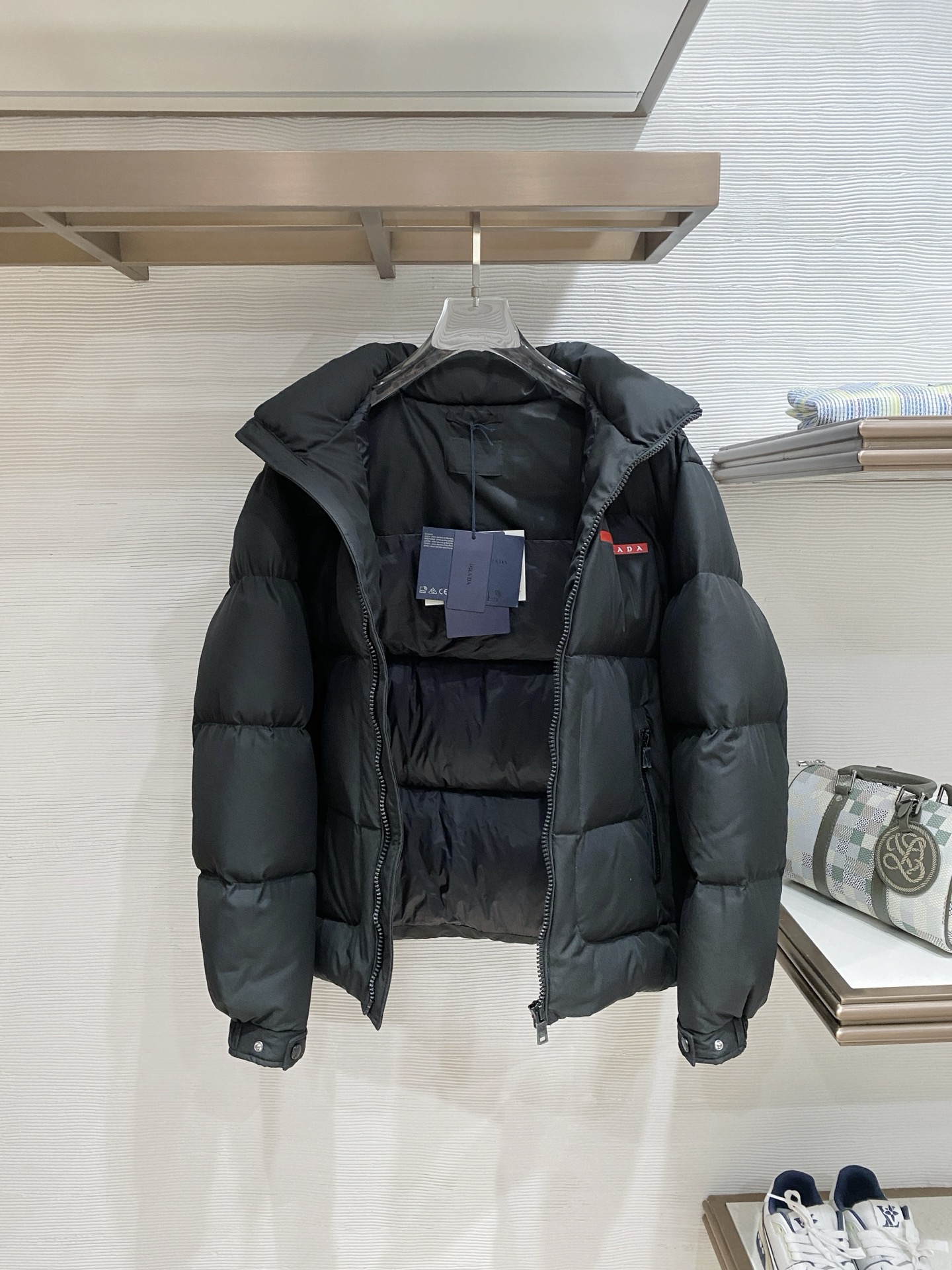 。Prada普拉达新款提花尼龙羽绒服金属小标羽绒服。采用re-nylon再生尼龙打造，现代设计风格,和廓