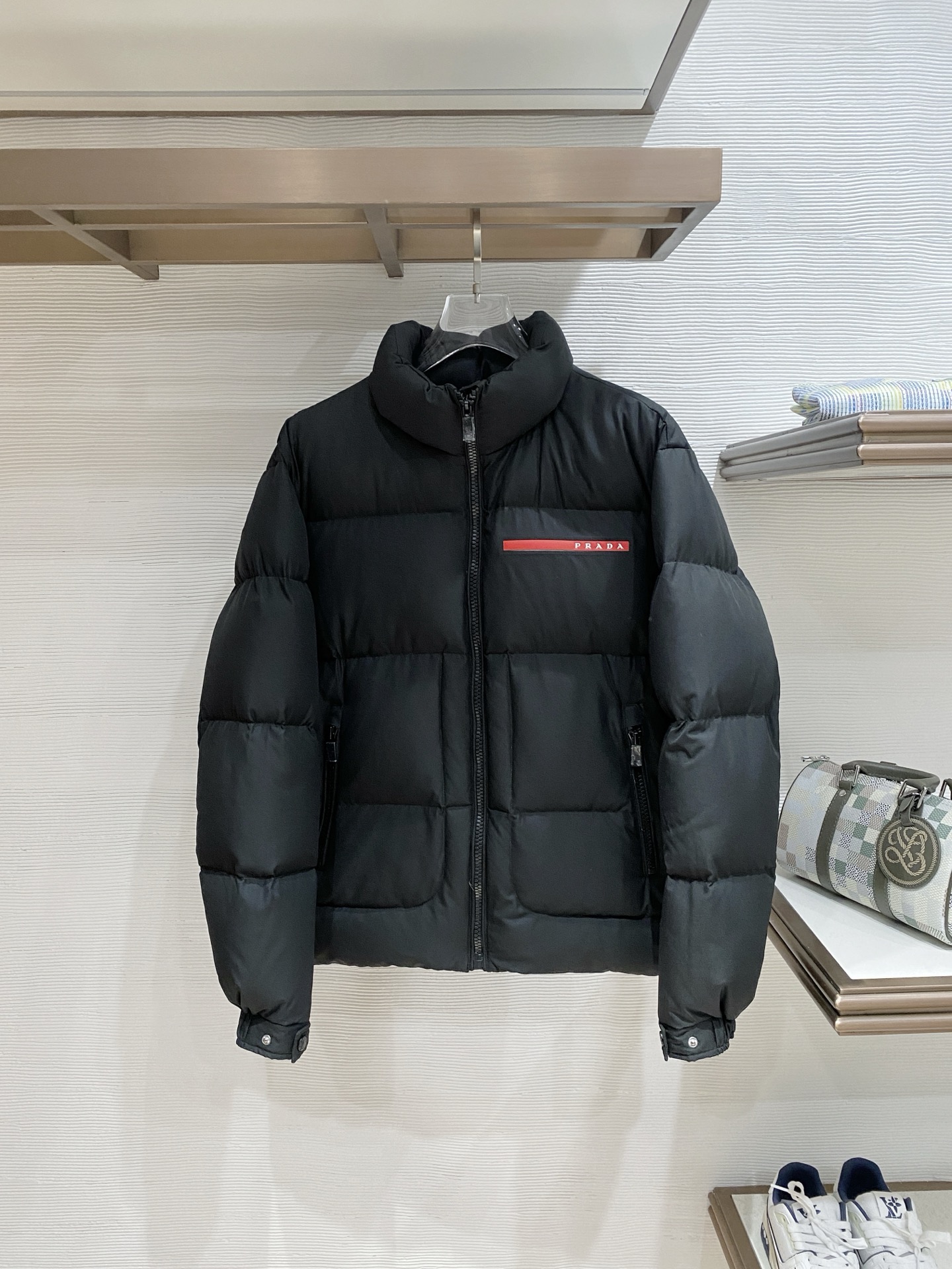 。Prada普拉达新款提花尼龙羽绒服金属小标羽绒服。采用re-nylon再生尼龙打造，现代设计风格,和廓