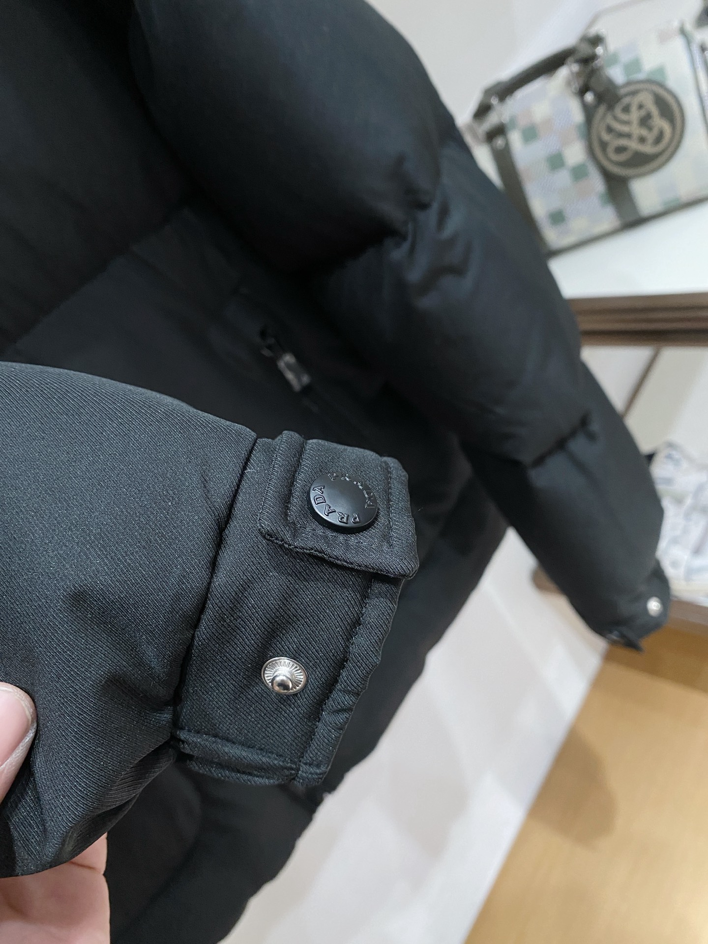 。Prada普拉达新款提花尼龙羽绒服金属小标羽绒服。采用re-nylon再生尼龙打造，现代设计风格,和廓