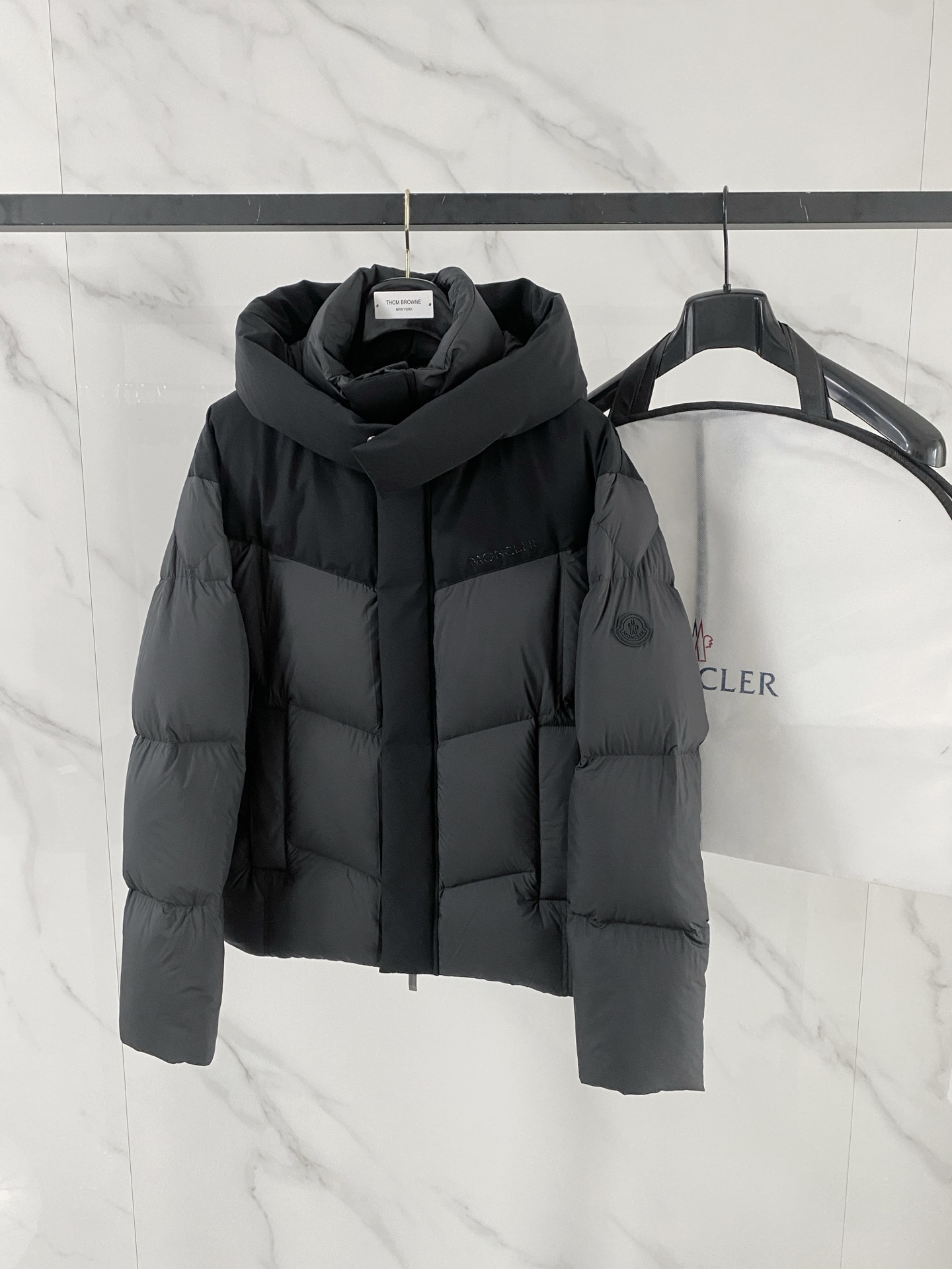 NO:684823,.95 down Moncler down jacket 2025 latest fashion designer down jacket. Every detail shows craftsmanship and enough advanced structural tailoring design changes to show men's diverse image changes. It is slim and neat, and tailored to meet the popular multi-layered outfits. Versatile style for life. Code number 12345,, jackets & coats, down jacket,19860909.95绒 Moncler 羽绒服2025最新款时尚设计师款羽绒外套.处处细节显工艺足够的高级结构性剪裁的设计改变来展现男士多样的形象变化,修身利落、剪裁合体,满足时下正流行的多层次穿搭,生活百搭款式 码数12345,,jackets & coats,down jacket,,Men's clothing