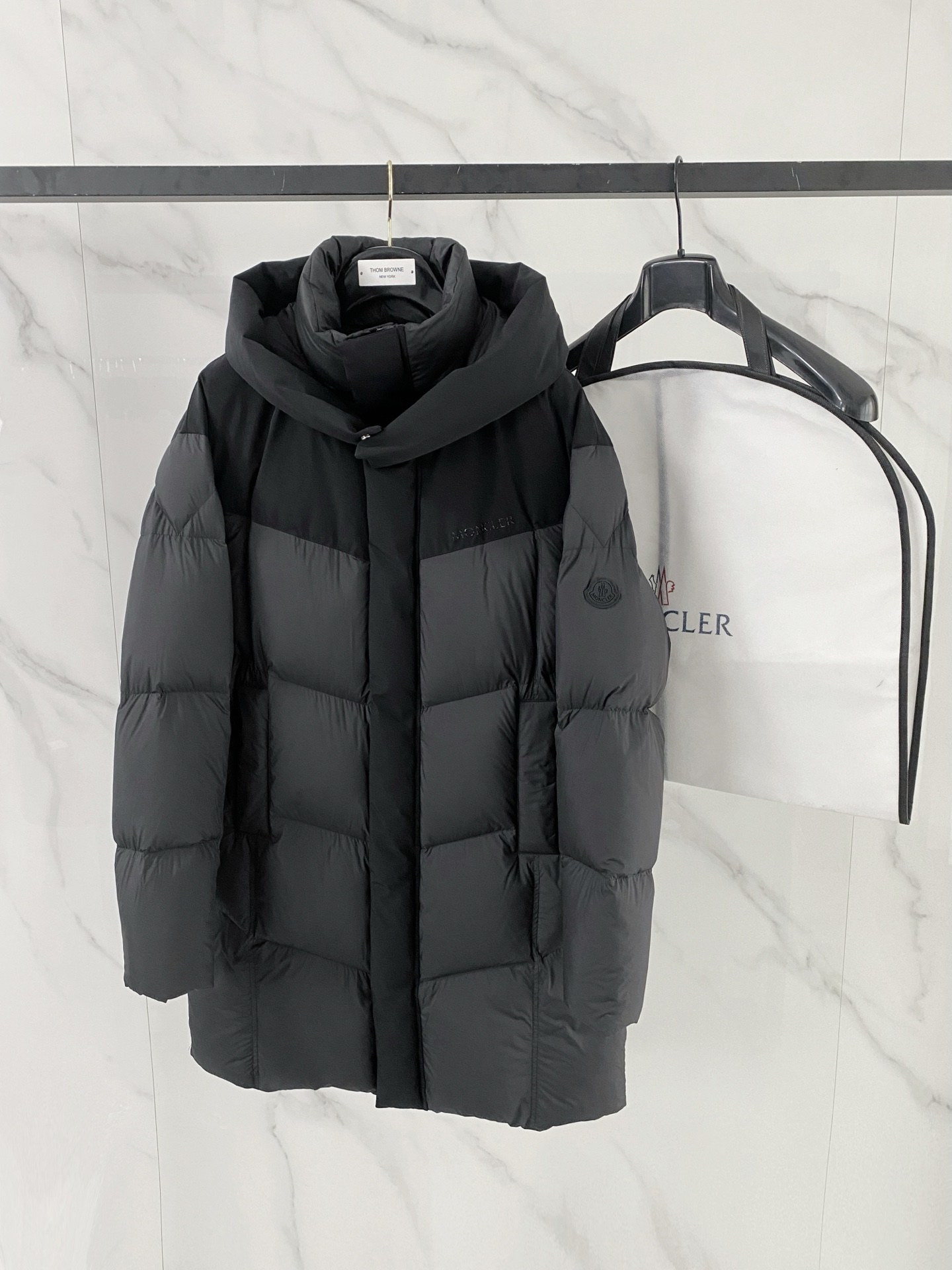 NO:684836,Premium down Moncler Matt Black European-limited mid-length down jacket. The hood is removable. A classic classic. (95 European standard gooseneck down filling, 850+ fill power) It is twice as bulky and twice as light as the market version. The tag has a complete barcode and the same number as the official website. The tag has built-in NFC electronic sensor anti-counterfeiting. It supports multiple anti-counterfeiting verifications. Exclusive premium version. It feels exclusive and is definitely the real thing.  Comes standard with a full set of counter gift box packaging. (original airplane box, original shopping bag, original dust cover, original hanger, original thank you card, original ribbon, upgraded original oversized magnetic gift box.) This mid-length down jacket demonstrates Moncler's exquisite skills and is the crystallization of quality, elegance and daily comfort. It is mid-length, so it is recommended to choose one size smaller.  Featuring graphic details and bold color blocking, this mid-length down jacket is made from signature patented nylon. Eye-catching design with large grille quilting and contrasting lining. Removable hood and adjustable hem make it easy to personalize the style, while the color-blocked pattern adds a instantly recognizable Moncler feel. Details Crafted from nylon laqué Contrast nylon laqué lining Removable hood with zipper and drawstring Zipper closure with black patented snap buttons  Zipper pocket Size: 1-5 couples, jackets & coats, jackets & coats, down jacket, hats,19860909特级羽绒Moncler Matt Black欧洲限定中长羽绒服夹克外套.连帽可脱卸.王牌经典爆款. (95欧规鹅颈绒填充,850+蓬松度) 我比市面版本蓬一倍,重量却轻一倍. 吊牌条码款号齐全,对应官网一致.吊牌内置NFC电子感应防伪.支持多重防伪验证.独家特级版本.感觉独家,绝对有真东西 标配全套柜台礼盒包装.（原版飞机盒,原版购物袋,原版防尘罩,原版衣架,原版感谢卡,原版丝带,升级原版超大磁吸礼盒.） 此款中长款羽绒夹克彰显Moncler精妙技艺,是融汇质量、优雅与日常舒适的结晶,中长款,建议选小一码. 此款中长款羽绒外套彰显图形细节与醒目色块,采用标志性漆面尼龙制成.抢眼设计搭配大号格栅绗缝和对比色衬里.可拆卸风帽与可调节下摆能轻松个性化款型,色块图案彰显高辨识度Moncler气息. 详情 采用nylon laqué面料制成 撞色nylon laqué衬里 可拆卸兜帽,搭配拉链和抽绳 拉链开合,搭配黑色漆面按扣 拉链口袋 Size: 1-5 情侣款,,jackets & coats,jackets & coats,down jacket,hats,,Men's clothing