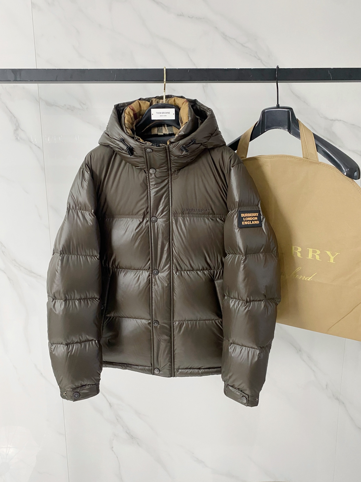 NO:657536,Adjust price p Special down Burberry/Burberry Contrast strip letter Logo hooded down jacket. The inside is spliced with classic plaid lining, and the upper body effect is really amazing. Premium goose down filling. Super full filling. Full set of original matching hardware. Standard suit storage bag, counter handbag, airplane case. Highly recommend this upper body effect, really amazing  The fabric is made of 24 new technology ultra-light tear-resistant fabric. The inside is filled with 135W+ one ton ultra-light gooseneck velvet. 0 stem velvet. It is really super super light. Product description  This down jacket is made of protective ultra-light tear-resistant nylon fabric. It is filled with goose down and thermal fiber, and the shoulder logo is decorated with B's new contrasting tape letter logo. The inner collar and placket are decorated with B's classic plaid stitching, which is highly recognizable. The interior is filled with ultra-light gooseneck, adding a touch of warmth to the cold winter. This style is from the Burberry classic plaid classic series, interpreting a wardrobe essential style with a distinctive brand style. – Two-way zipper closure –  Hidden side pockets – Side zipper pockets – Drawstring hem – Windproof cuffs – Hooded windproof high collar – Shoulder B-shaped color-blocked tape logo – The casual fit is looser than the regular fit, please choose one size smaller. Fabric and care – Outer polyamide – Decorative 88 cotton, 11 polyamide, 1 elastane – Polyamide lining – Filled with goose down, goose down; velvet content 90 –  Lining polyester fiber Size48-56 Black Premium Brown D1290067800,,burberry,down jacket,business suit,hats,alexander wang19860909调价格 p 特级羽绒Burberry/博柏利 撞色胶条字母Logo徽标连帽羽绒服.内里拼接经典格纹内衬,上身效果真的绝.特级鹅绒填充.填充超级饱满.全套原厂配套五金.标配西装收纳袋,柜台手提袋.飞机盒 强烈推荐这款上身效果真的绝了 面料采用24全新科技超轻抗撕裂面料.内里填充135W+一吨的超轻鹅颈绒.0梗绒.真的是超级超级轻. 商品描述 此款羽绒服,选用防护性超轻抗撕裂尼龙面料打造.充盈填充鹅绒和保暖纤维,肩标装饰B家全新撞色胶条字母logo.内领口和门襟饰以B家经典格纹拼接,辨识度极高.内里填充超轻鹅颈绒,为寒冷的冬天增加一份温暖.此款来自 Burberry 经典格纹经典之作系列,以鲜明品牌风格诠释衣橱必备款式. – 双向拉链开合 – 侧边隐藏式口袋 – 侧边拉链口袋 – 抽绳式衣摆 – 防风袖口 – 连帽防风高领 – 肩标B字型拼色胶条logo – 休闲版型较常规版型剪裁更为宽松,请选择小一号尺码. 面料与保养 – 外层聚酰胺 – 装饰88棉,11聚酰胺,1弹性纤维 – 内衬聚酰胺 – 填充鹅绒,鹅毛；绒子含量 90 – 填衬聚酯纤维 Size48-56 黑色 高级咖色 D1290067800,,burberry,down jacket,business suit,hats,alexander wang,Men's clothing