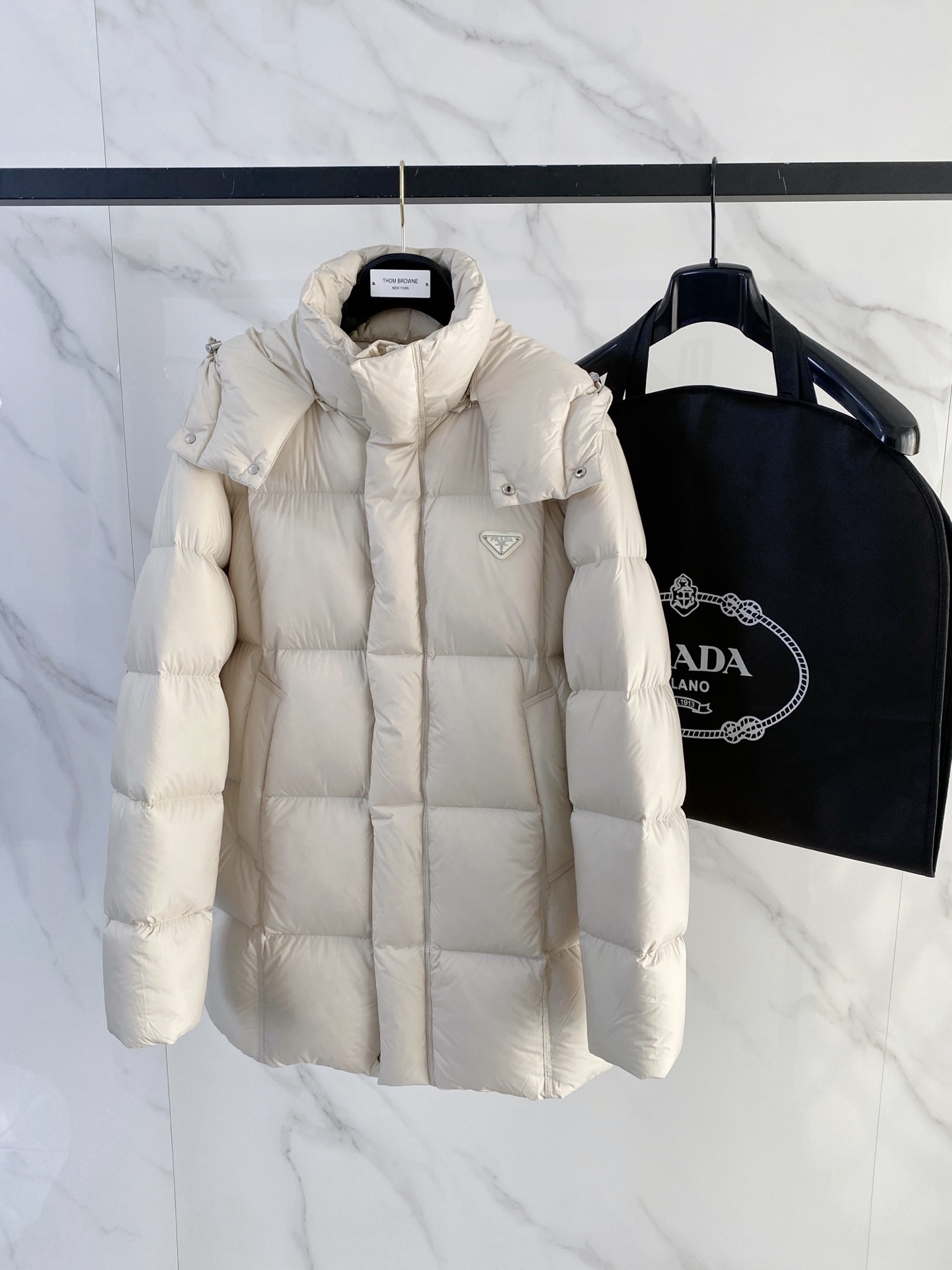 NO:684821,Premium down Prada 3333 mid-length three-dimensional cutting technology lightweight tear-resistant fabric hooded down jacket. The hood is removable. Variable stand-up collar jacket. Made with goose down filling and original matching hardware. Delivered to your home in a complete hanging set. Comes with a suit storage bag/hanger/shopping bag/standard complete counter gift box. Product details  Prada's iconic classic triangular badge logo embellishes this technical lightweight tear-resistant fabric down jacket. The body is full of modern charm and interprets street wear style; To ensure the sustainable care of the product, maintain its characteristics and reduce its impact on the environment, it is recommended not to wash the product frequently, let it dry naturally after each use, and entrust a professional environmentally friendly dry cleaner to dry clean it. Loose fit Removable hood Straight-cut sleeves Zipper closure Windproof placket Zippered welt pocket  Stretch windproof cuffs Dropped shoulders Straight-cut hem Goose down lining Classic triangle badge logo on front Size48-56 Black/off-white D00930,,prada,jackets & coats,jackets & coats,down jacket,business suit,hats,19860909特级羽绒Prada 3333中长款立体裁剪科技轻质抗撕裂面料连帽羽绒外套.连帽可脱卸.可变立领夹克.采用鹅绒填充原厂配套五金. 发货全套挂装到家.配有西装收纳袋/衣架/购物袋/标配全套柜台礼盒. 产品详情 Prada标志性的经典三角徽章logo,装点这款科技轻质抗撕裂面料羽绒外套.衣身弥漫摩登魅力,诠释街头着装风格； 为确保产品的可持续护理,保持其特性并减少其对环境的影响,建议不要频繁清洗产品,每次使用后让其自然晾干,并委托专业的环保干洗店进行干洗. 宽松版型 连帽可脱卸 直裁衣袖 拉链拉合 防风门襟 拉链式嵌线袋 弹力防风袖口 落肩设计 直裁下摆 鹅绒加衬 正面经典三角徽章logo Size48-56 黑色/米白 D00930,,prada,jackets & coats,jackets & coats,down jacket,business suit,hats,,Men's clothing