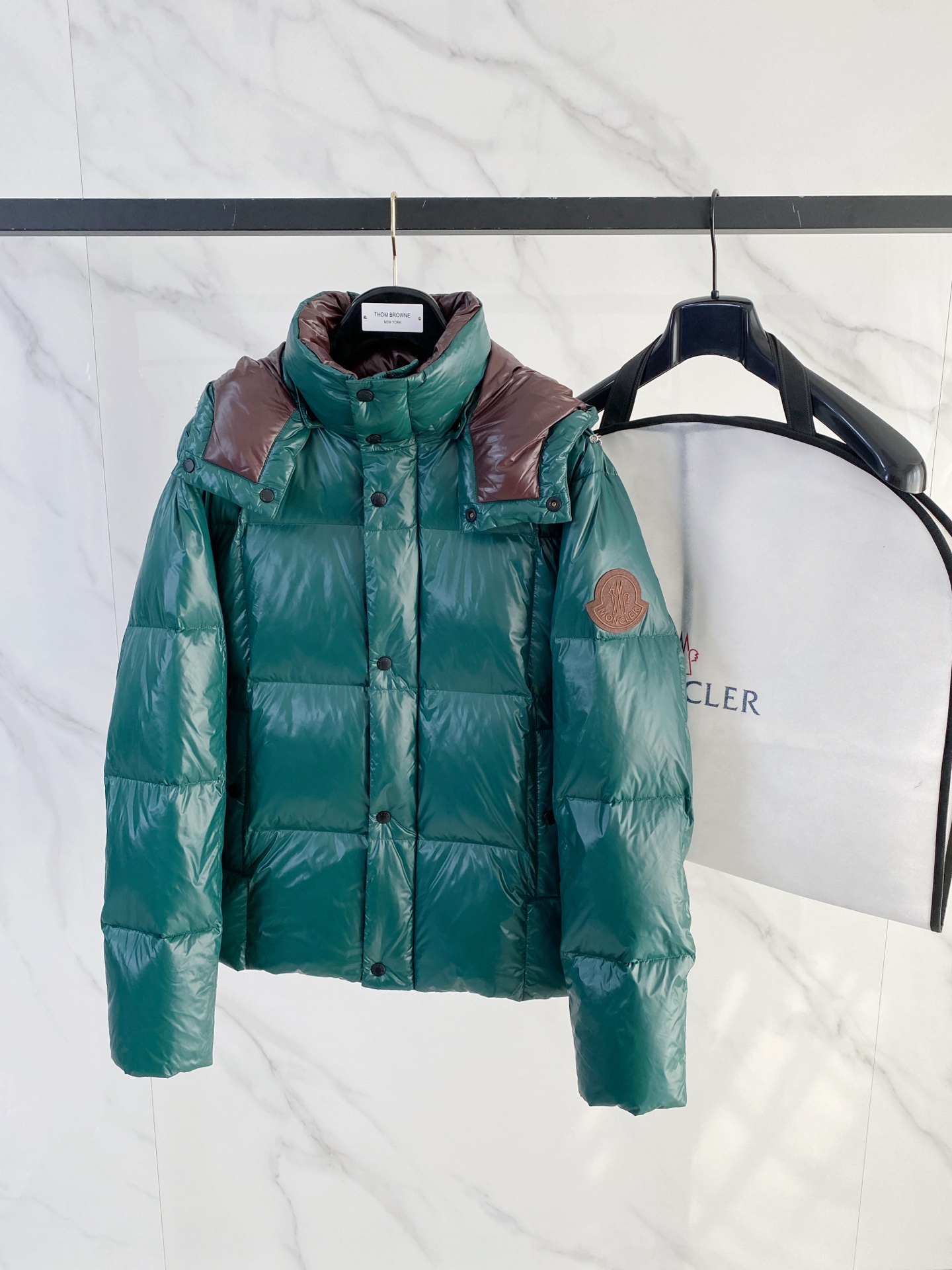 NO:684817,.95 down Moncler down jacket 2025 latest fashion designer down jacket. Every detail shows craftsmanship and enough advanced structural tailoring design changes to show men's diverse image changes. It is slim and neat, and tailored to meet the popular multi-layered outfits. Versatile style for life. Code number 12345,, jackets & coats, down jacket,19860909.95绒 Moncler 羽绒服2025最新款时尚设计师款羽绒外套.处处细节显工艺足够的高级结构性剪裁的设计改变来展现男士多样的形象变化,修身利落、剪裁合体,满足时下正流行的多层次穿搭,生活百搭款式 码数12345,,jackets & coats,down jacket,,Men's clothing