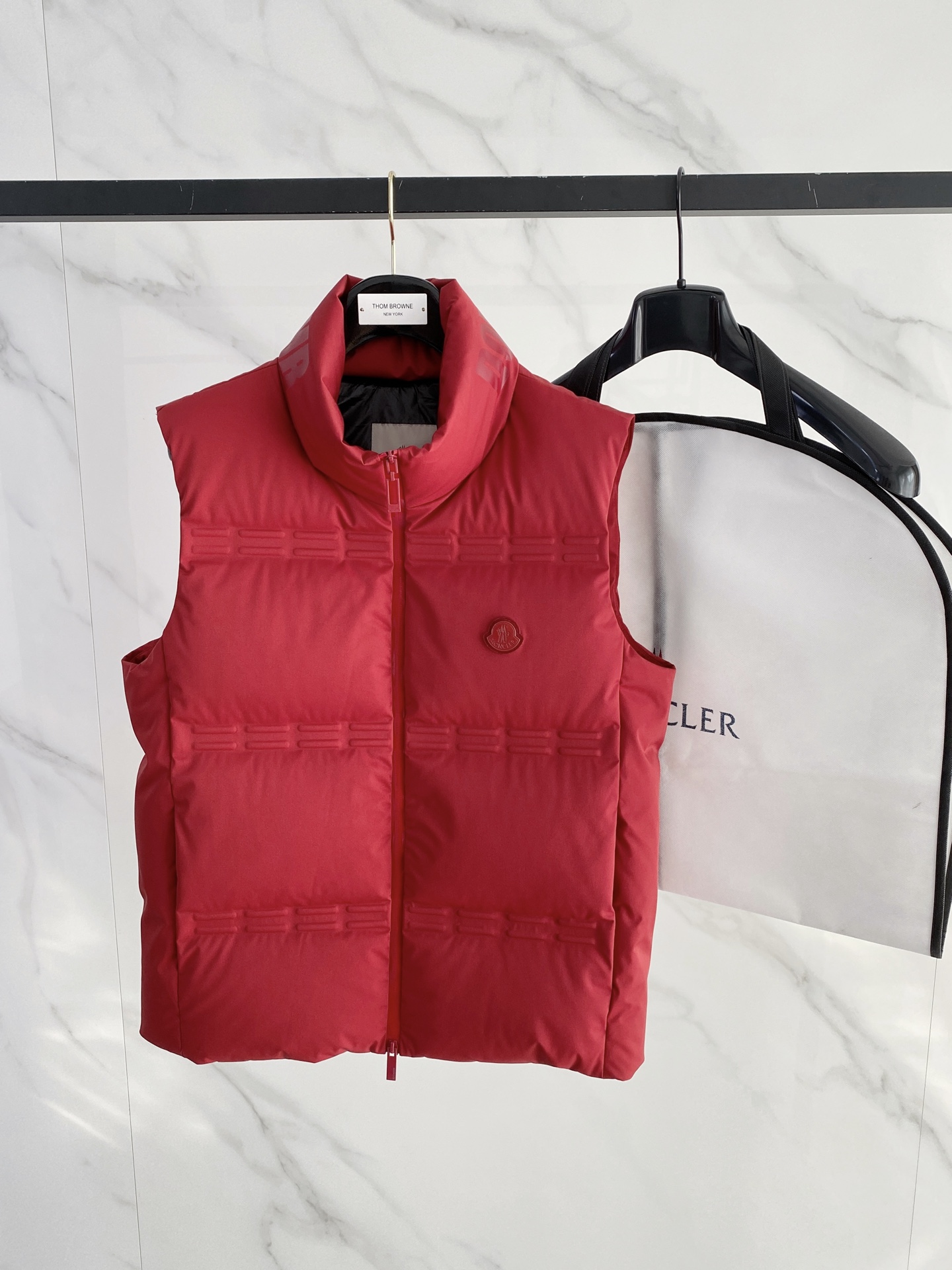 NO:657552,Special down MONCLER GENIUS genius designer co-branded series. Sparky men's and women's down vests are co-branded by Moncler  Comes standard with a full set of counter gift box packaging. (Original airplane box, original shopping bag, original dust cover, original hanger, original thank you card, original ribbon, upgraded original oversized magnetic gift box.) The Rally short down vest belongs to the Moncler  The Sparky down vest's padded pattern is inspired by the shape of motorcycle tracks. Made from a classic fabric that offers freedom of movement while maintaining breathability. Details Made from a classic fabric Nylon laqué lining Filled with down Zip closure Zippered pockets Embossed details Logo patch Size1-5 Black/red,,down jacket,alexander wang19860909特级羽绒MONCLER GENIUS天才设计师联名系列.Sparky男女款羽绒马甲Moncler x A$AP Rocky联名推送.原版两色购入开发.原厂替换面料原厂配套五金. 吊牌条码款号齐全,对应官网一致.吊牌内置 NFC电子感应防伪.支持多重防伪验证. 标配全套柜台礼盒包装.（原版飞机盒,原版购物袋,原版防尘罩,原版衣架,原版感谢卡,原版丝带,升级原版超大磁吸礼盒.） Rally短款羽绒马甲属于Moncler x A$AP Rocky系列,采用男女同款设计,绗缝图案的灵感源自骑行服. 商品详情 Moncler Genius Sparky羽绒马甲的加衬图案灵感源于摩托车赛道的形状.采用经典面料制成,活动自如,同时保持通透性. 细节 采用经典面料制成 Nylon laqué衬里 填充羽绒 拉链开合 拉链口袋 压纹细节 标识贴片 Size1-5 黑色/红色,,down jacket,alexander wang,Men's clothing