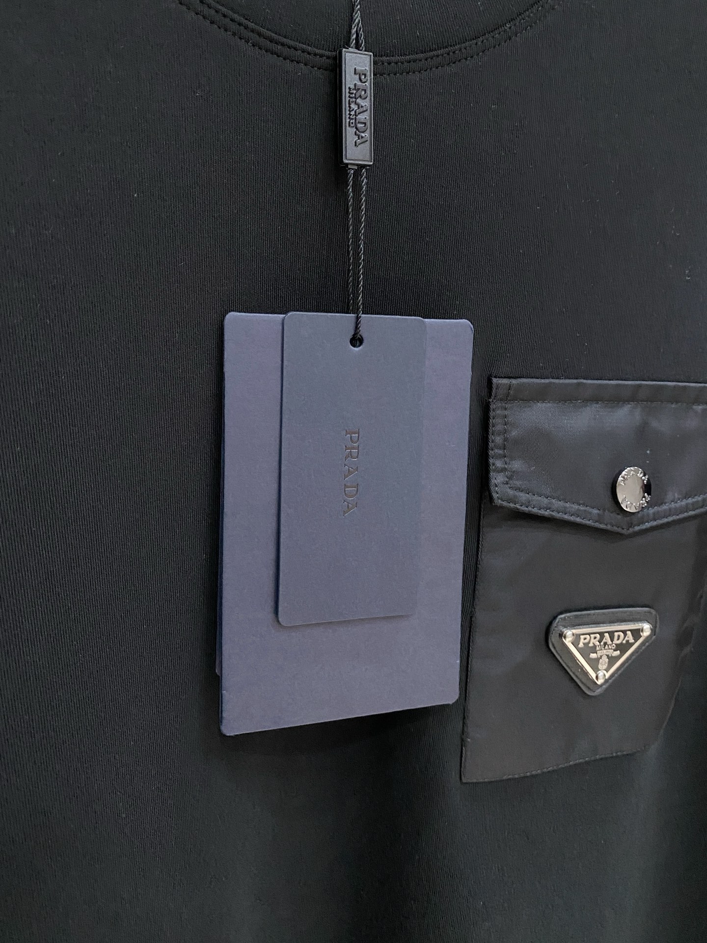 普拉达 精品打底衫 贸易公司订单 25SS 秋冬新款意式轻奢男士休闲长袖打底衫长袖 T恤 卫衣平整的抗皱