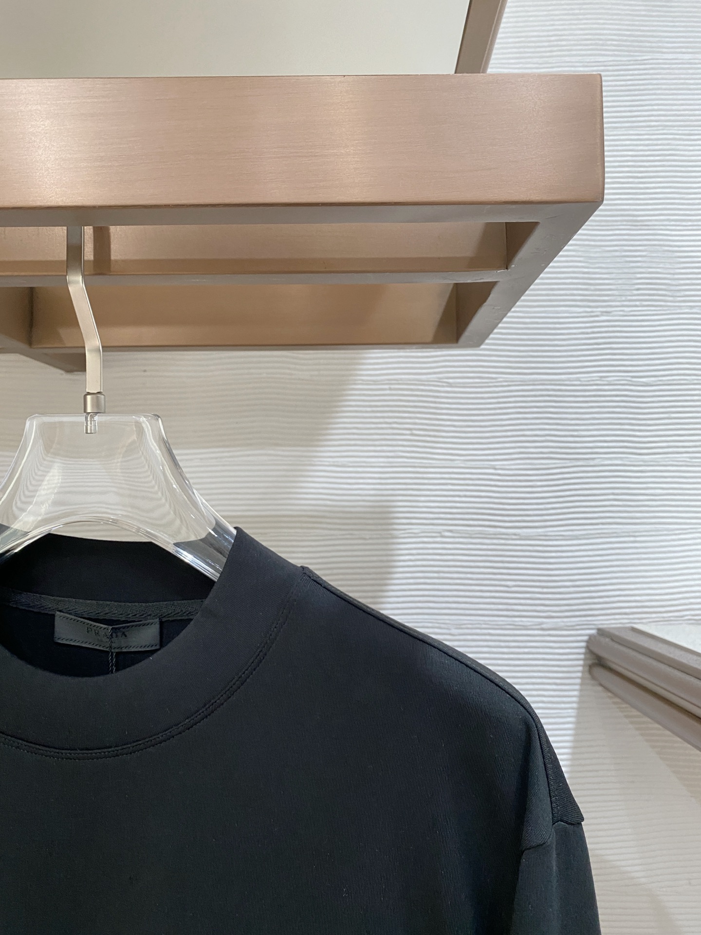 普拉达 精品打底衫 贸易公司订单 25SS 秋冬新款意式轻奢男士休闲长袖打底衫长袖 T恤 卫衣平整的抗皱