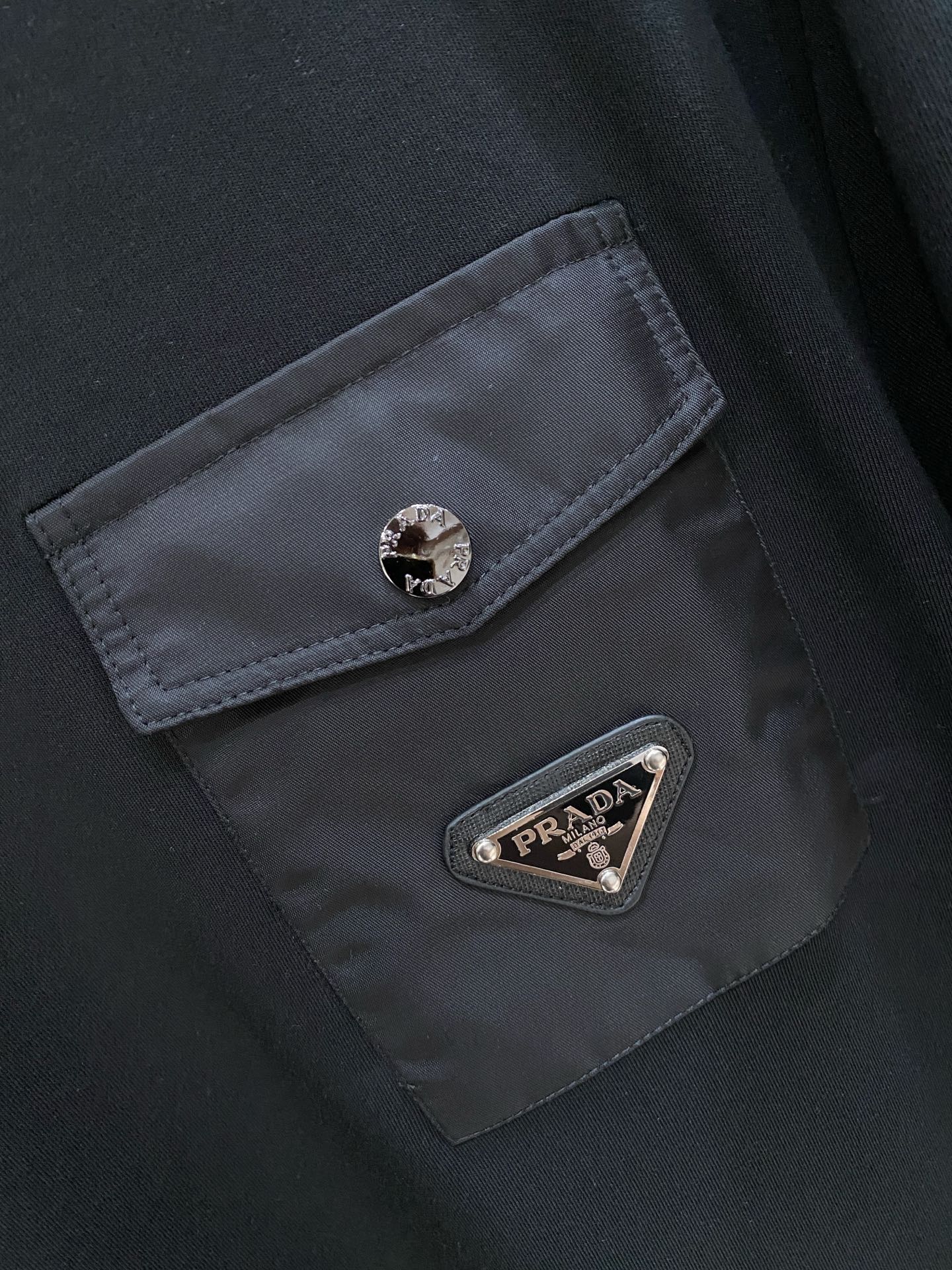 普拉达 精品打底衫 贸易公司订单 25SS 秋冬新款意式轻奢男士休闲长袖打底衫长袖 T恤 卫衣平整的抗皱