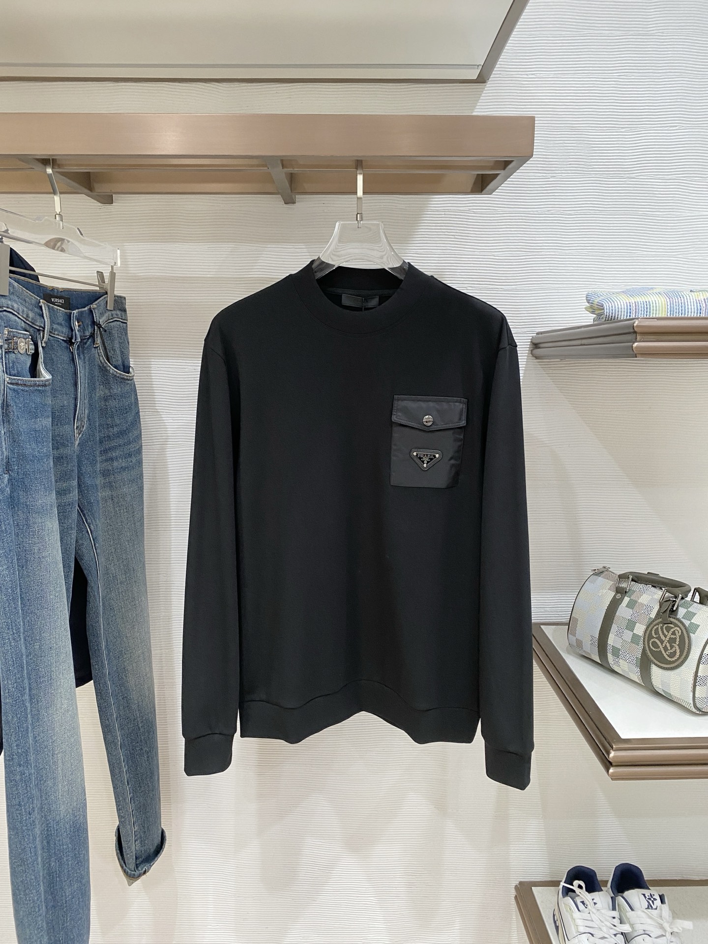 普拉达 精品打底衫 贸易公司订单 25SS 秋冬新款意式轻奢男士休闲长袖打底衫长袖 T恤 卫衣平整的抗皱