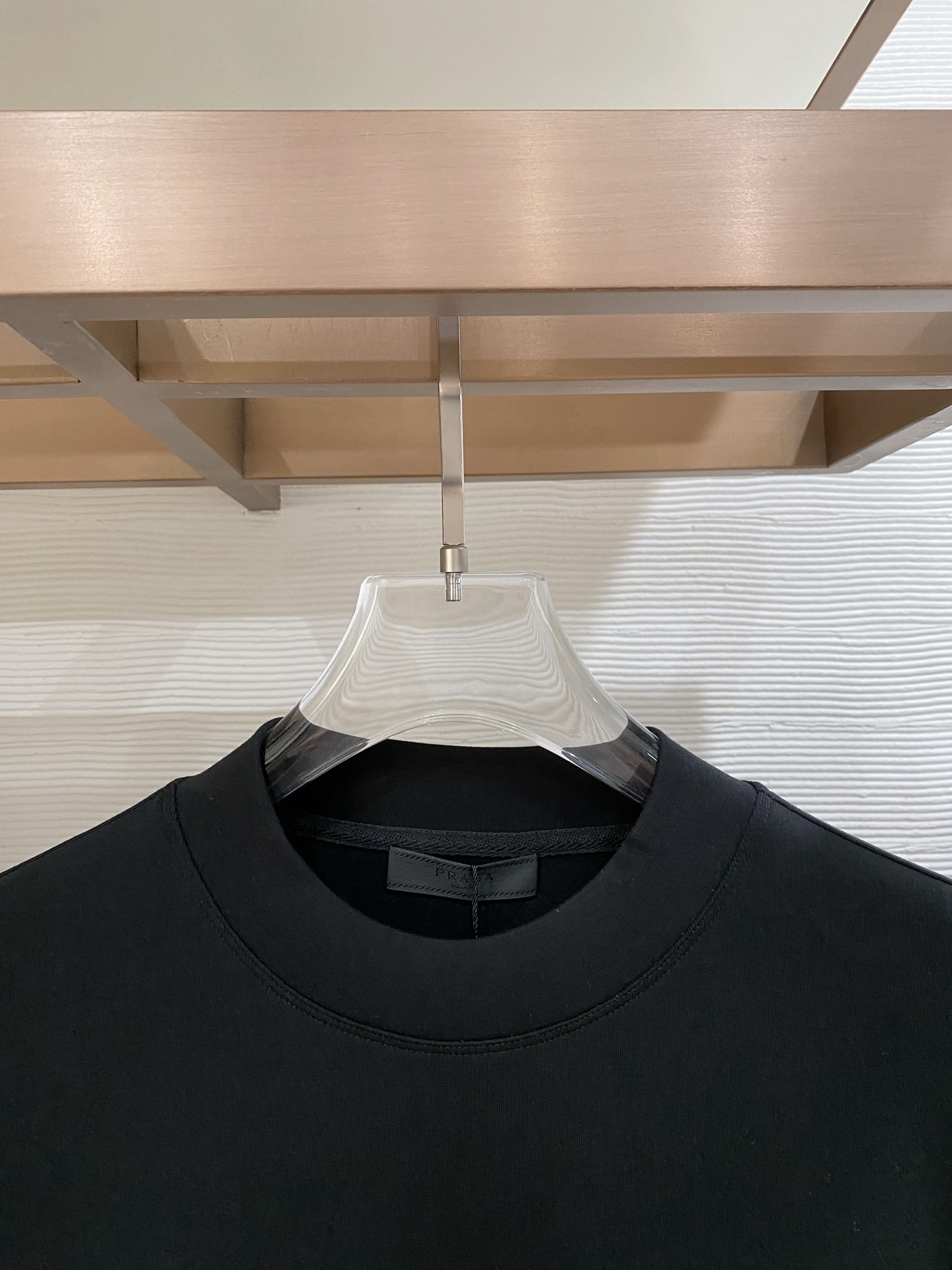 普拉达 精品打底衫 贸易公司订单 25SS 秋冬新款意式轻奢男士休闲长袖打底衫长袖 T恤 卫衣平整的抗皱