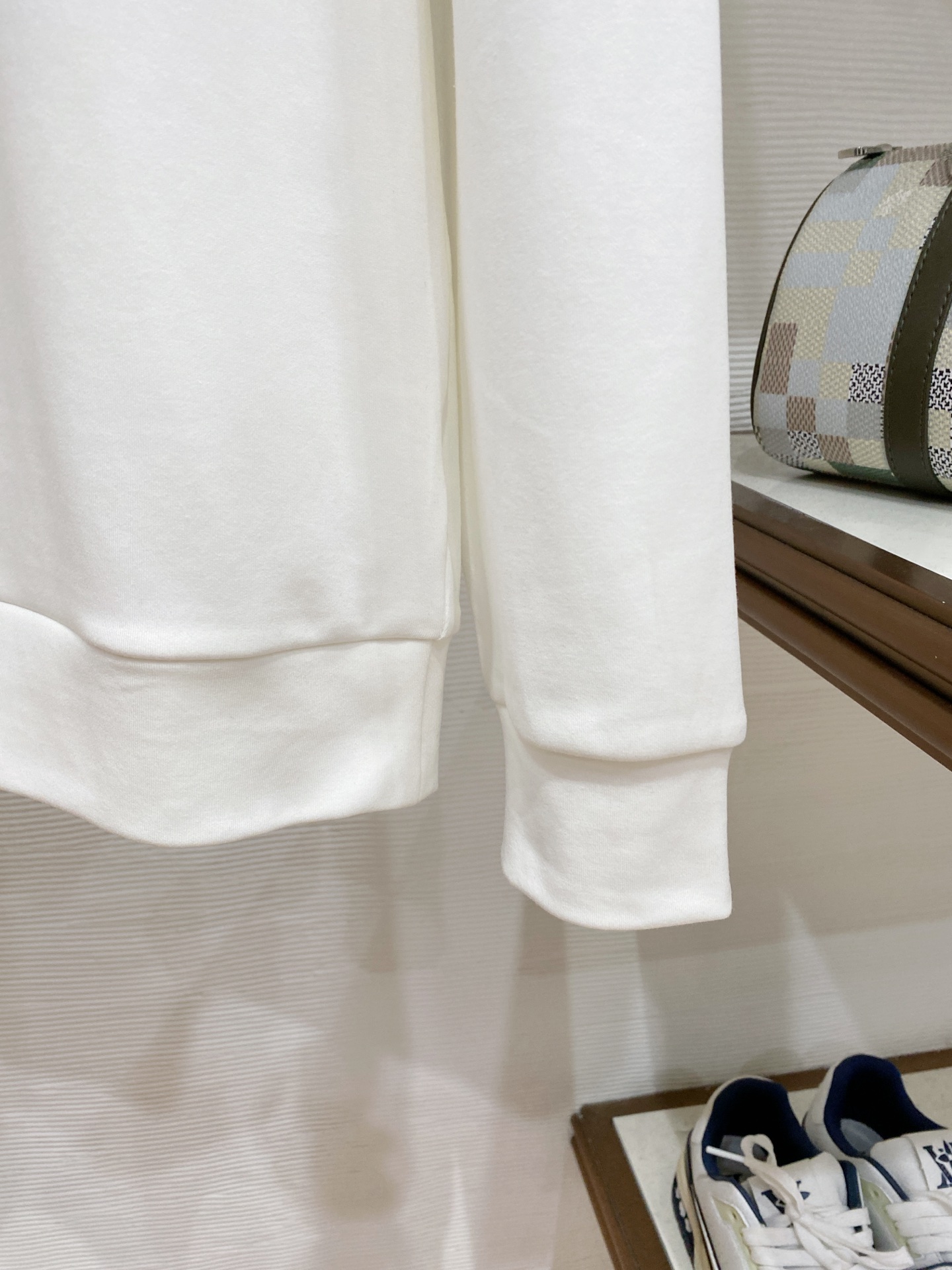 普拉达 精品打底衫 贸易公司订单 25SS 秋冬新款意式轻奢男士休闲长袖打底衫长袖 T恤 卫衣平整的抗皱